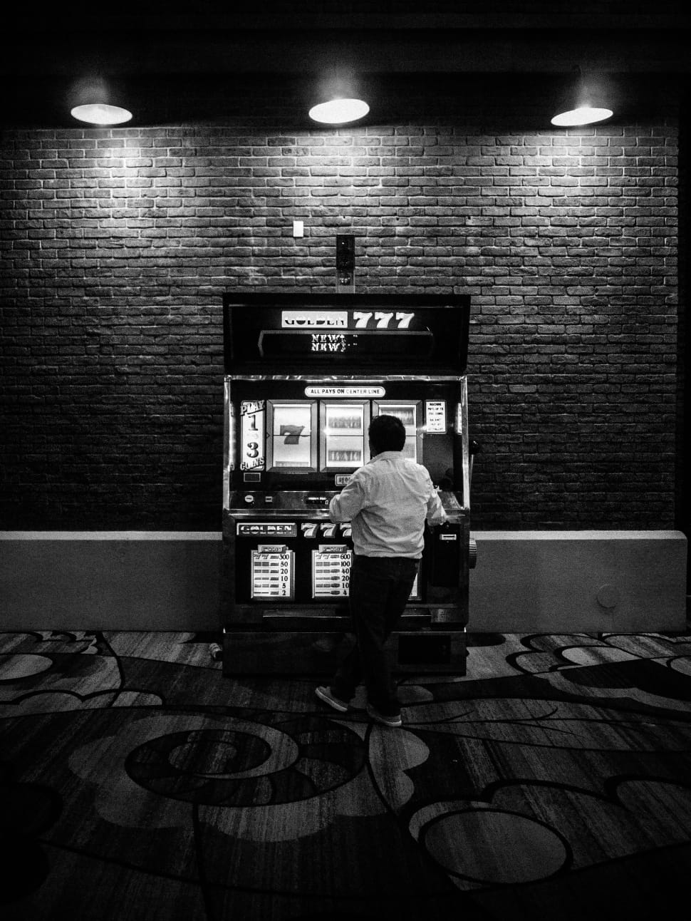 man and slot machine grayscale photo free image | Peakpx