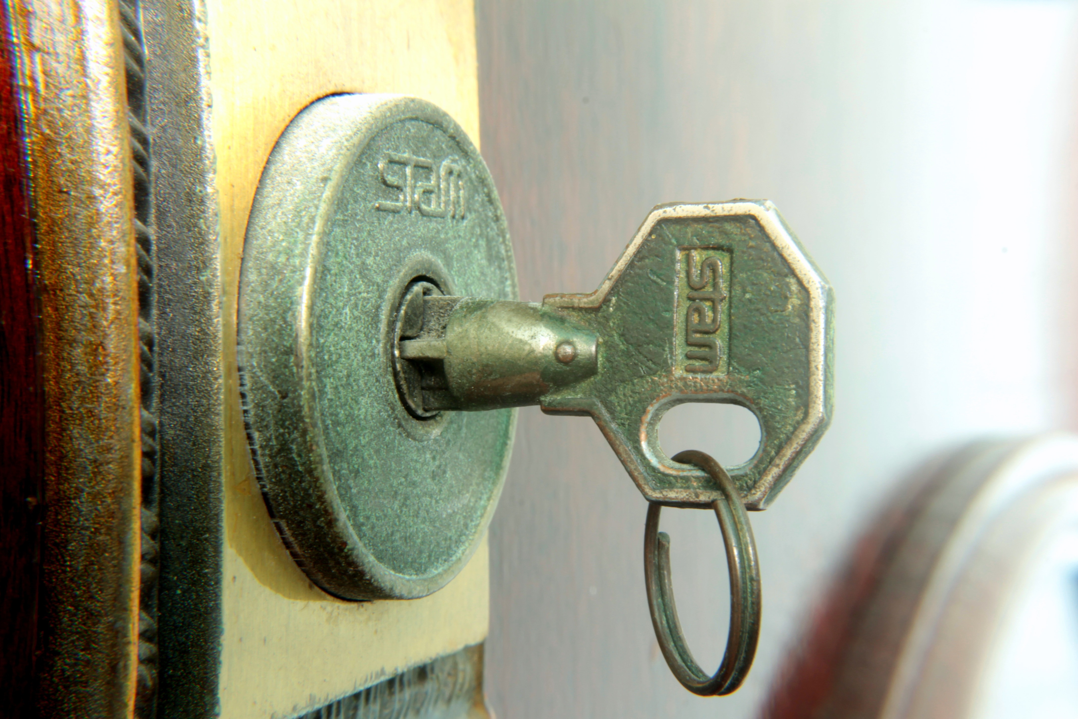 brass key and lock free image | Peakpx