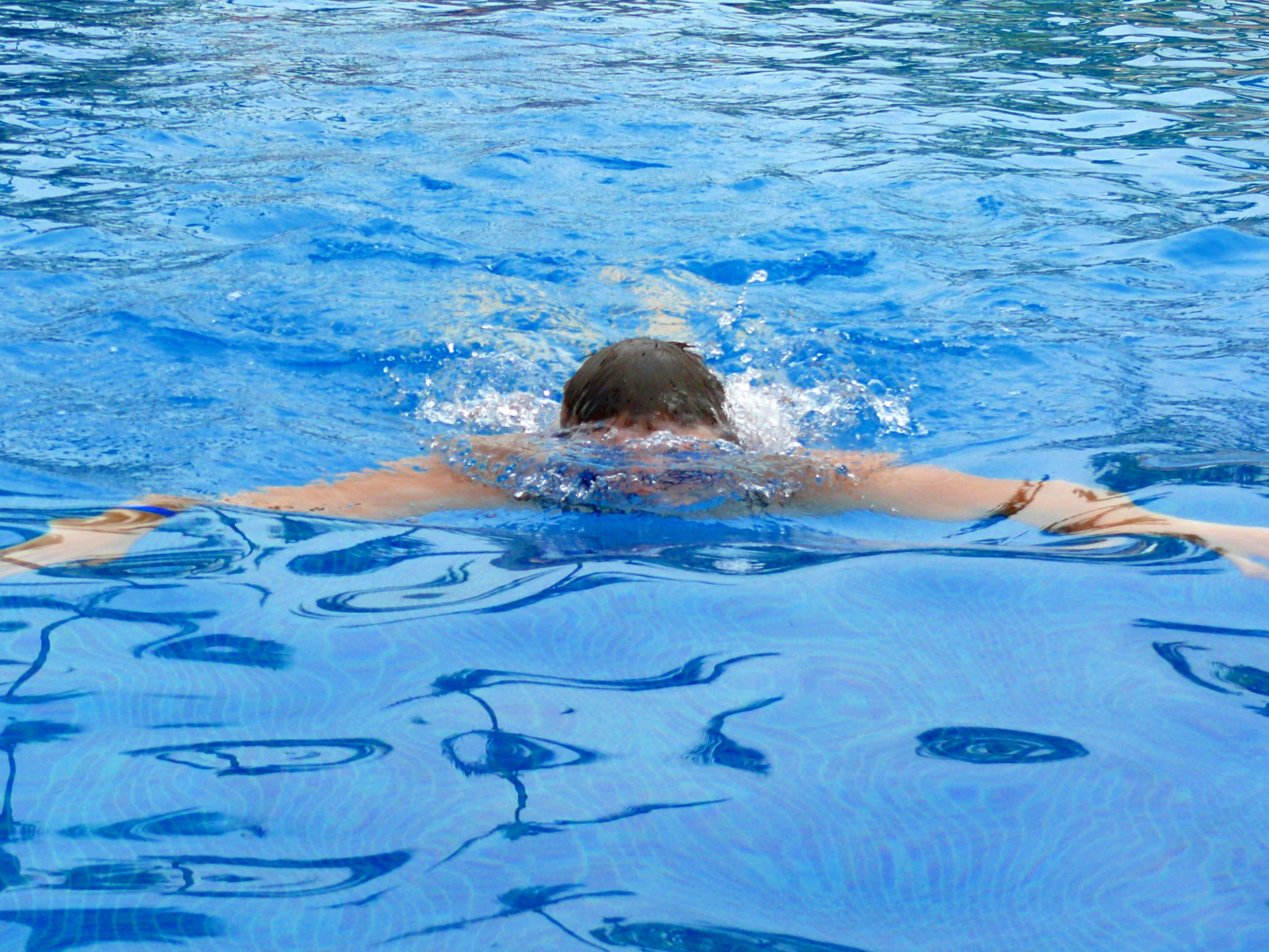 Мастурбирует плавая в бассейне на надувном матрасе 