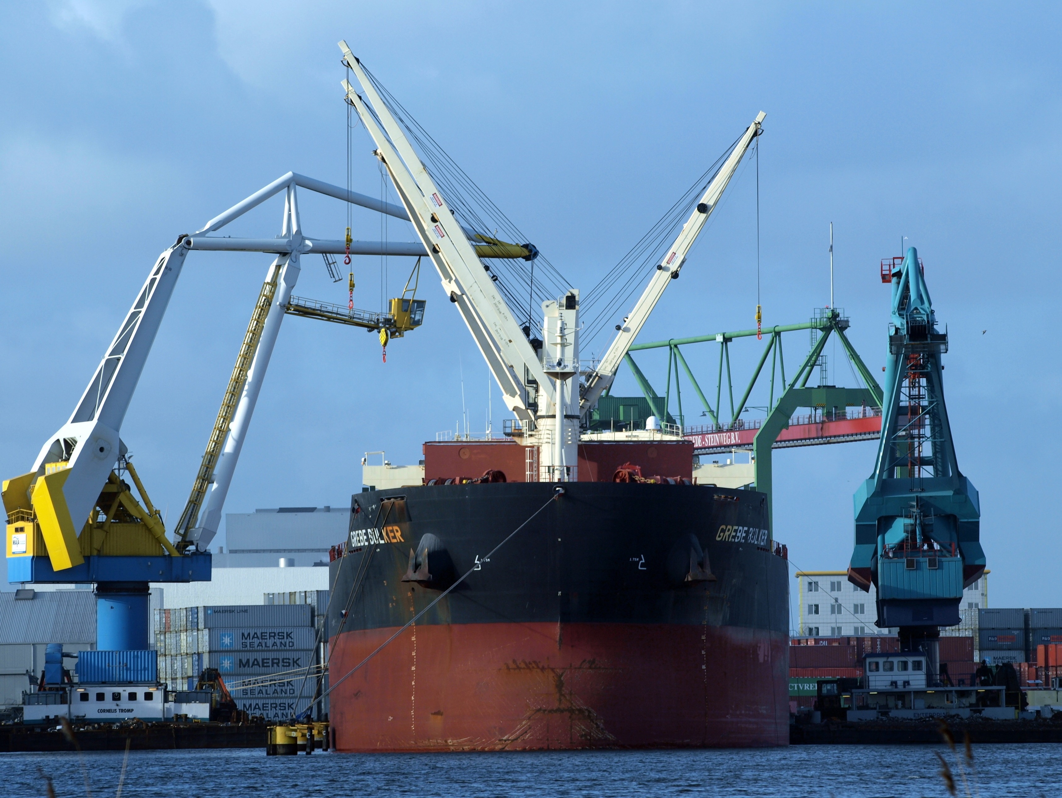 2560x1440 wallpaper | black and red cargo ship with cranes | Peakpx