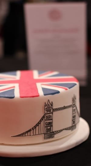 united kingdom flag white round cake thumbnail