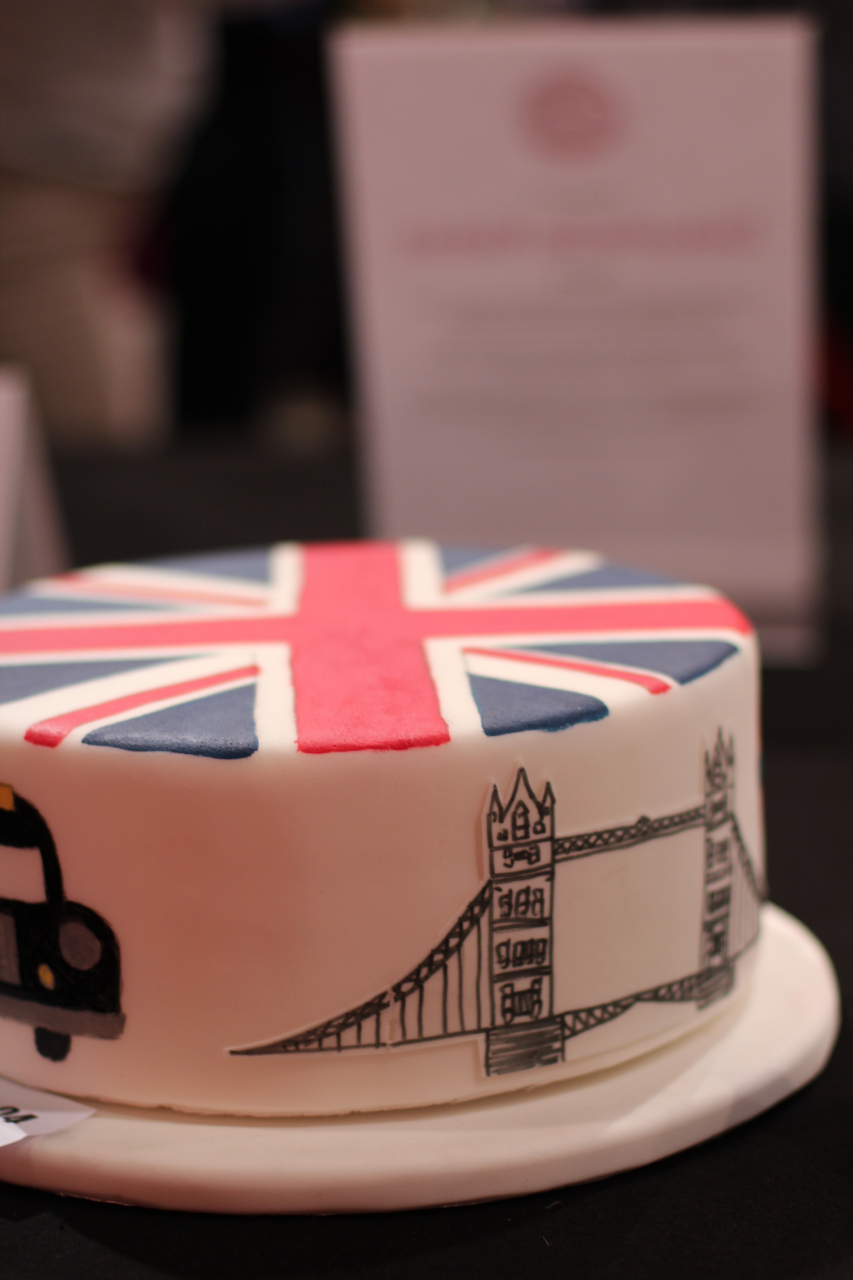 united kingdom flag white round cake