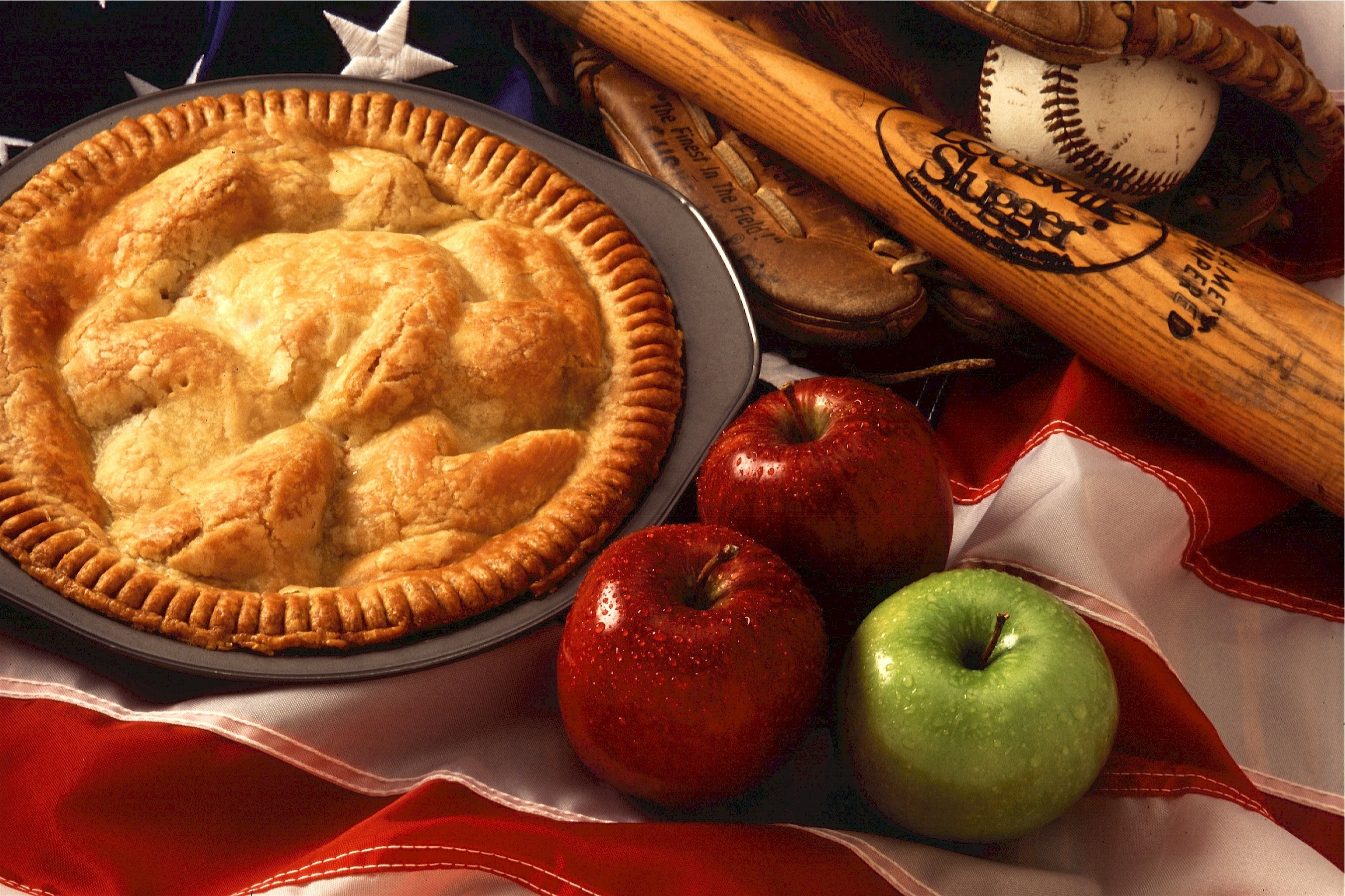 beige pie and three apples