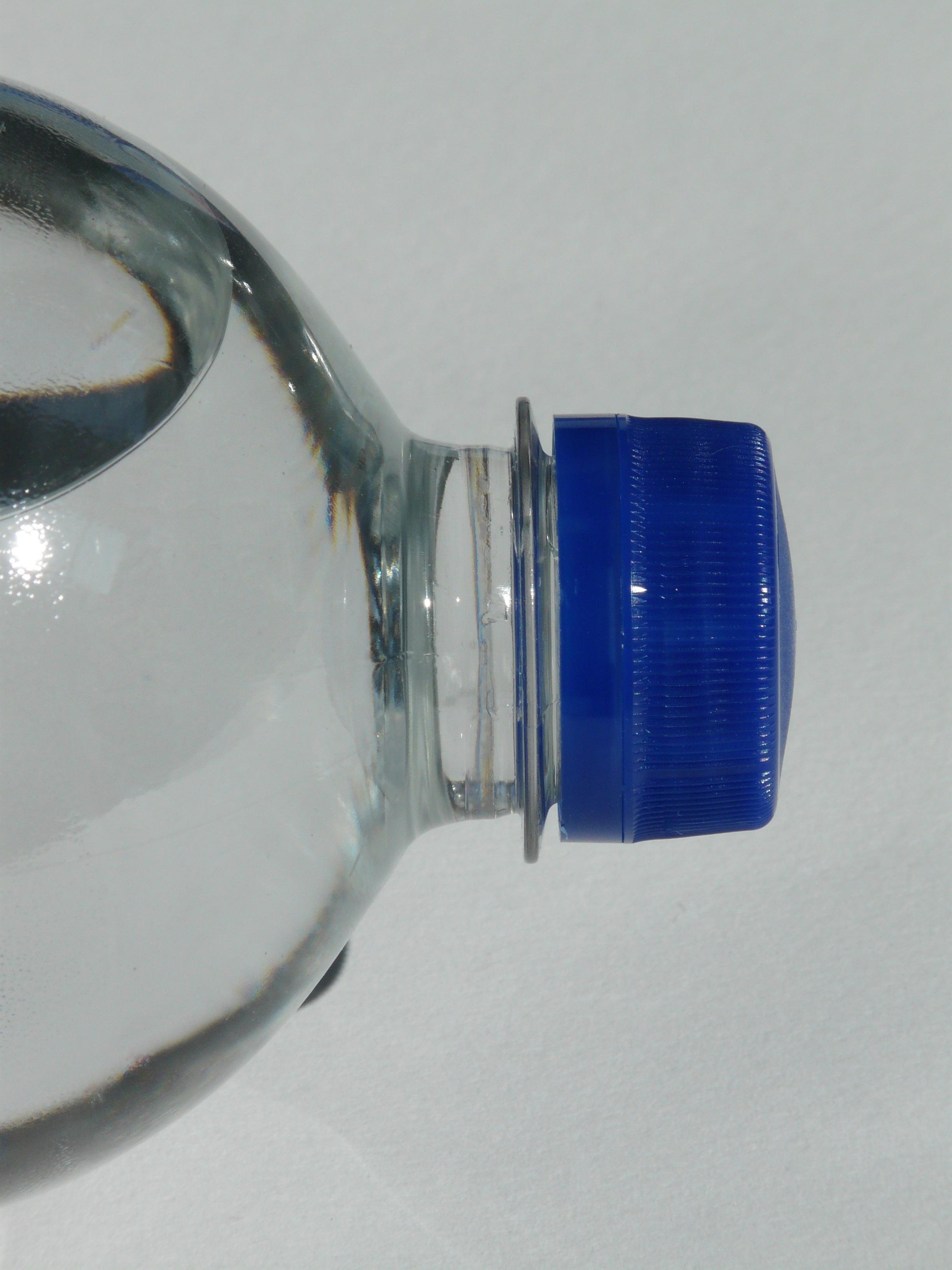 blue plastic round lid