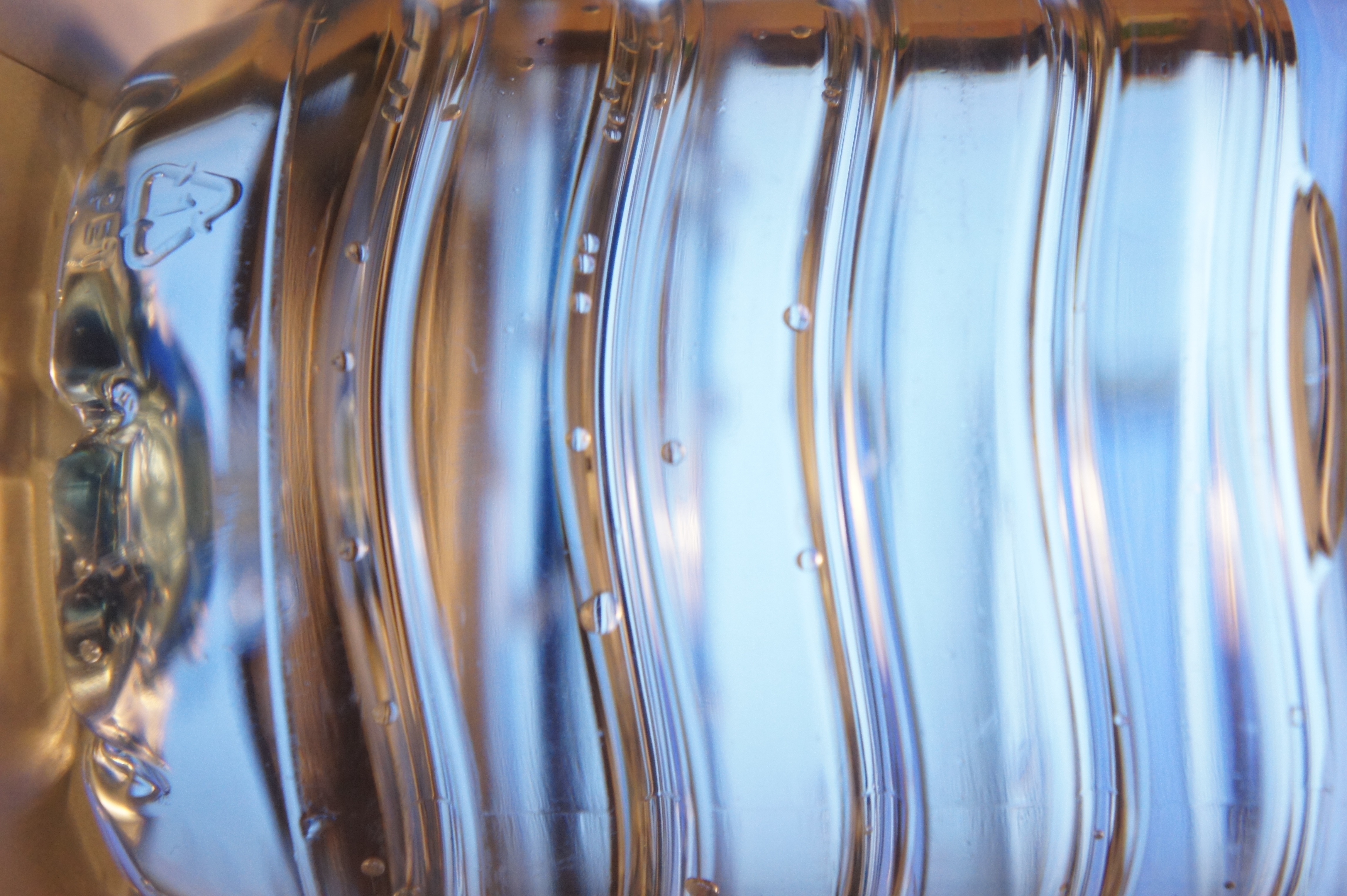 Мрамор пропускает воду. Вода в пластике. Прозрачная пластиковая бутылка. Плоская пластиковая бутылка. Текстура пластиковой бутылки.