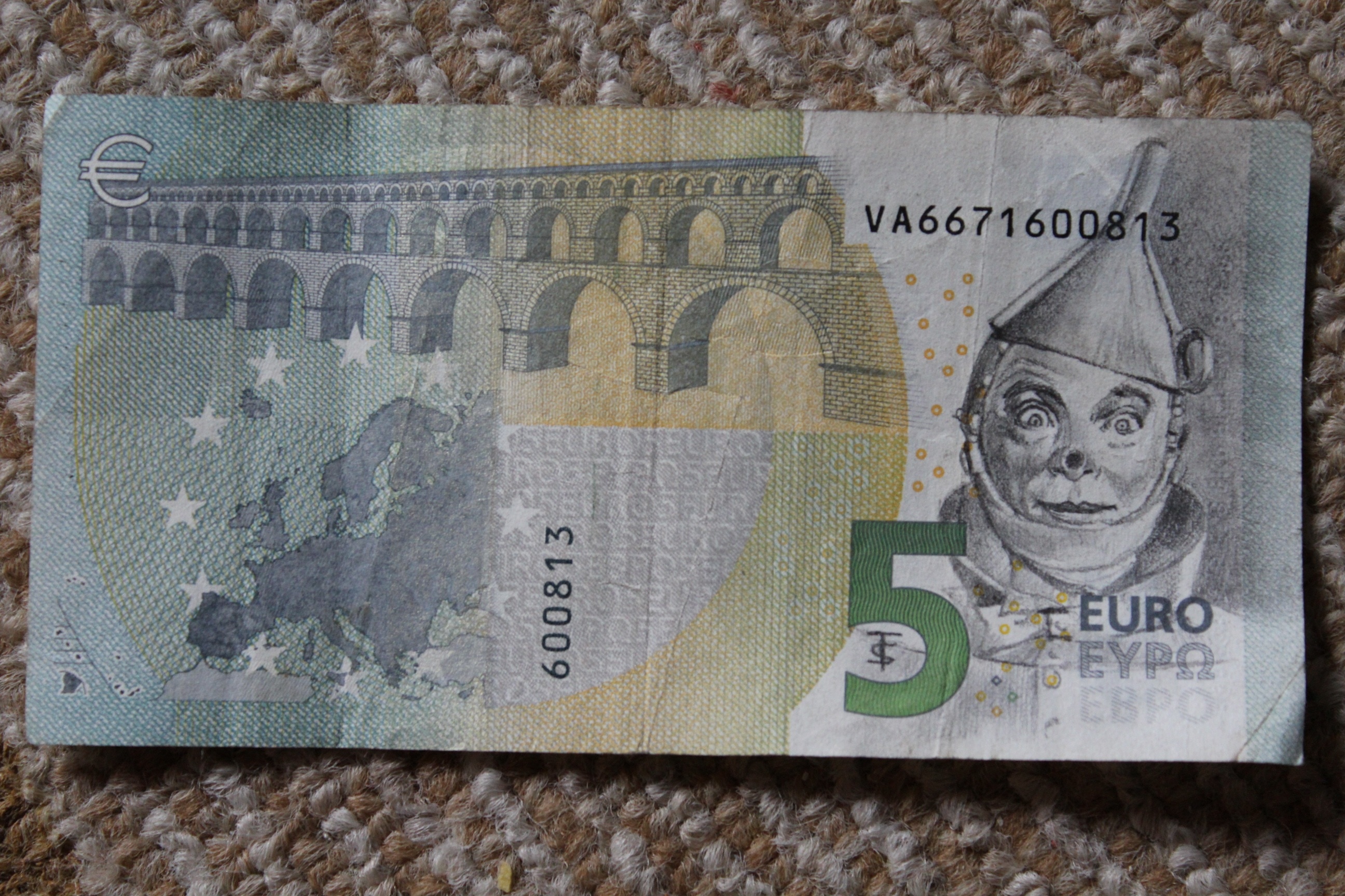 5 uero banknote