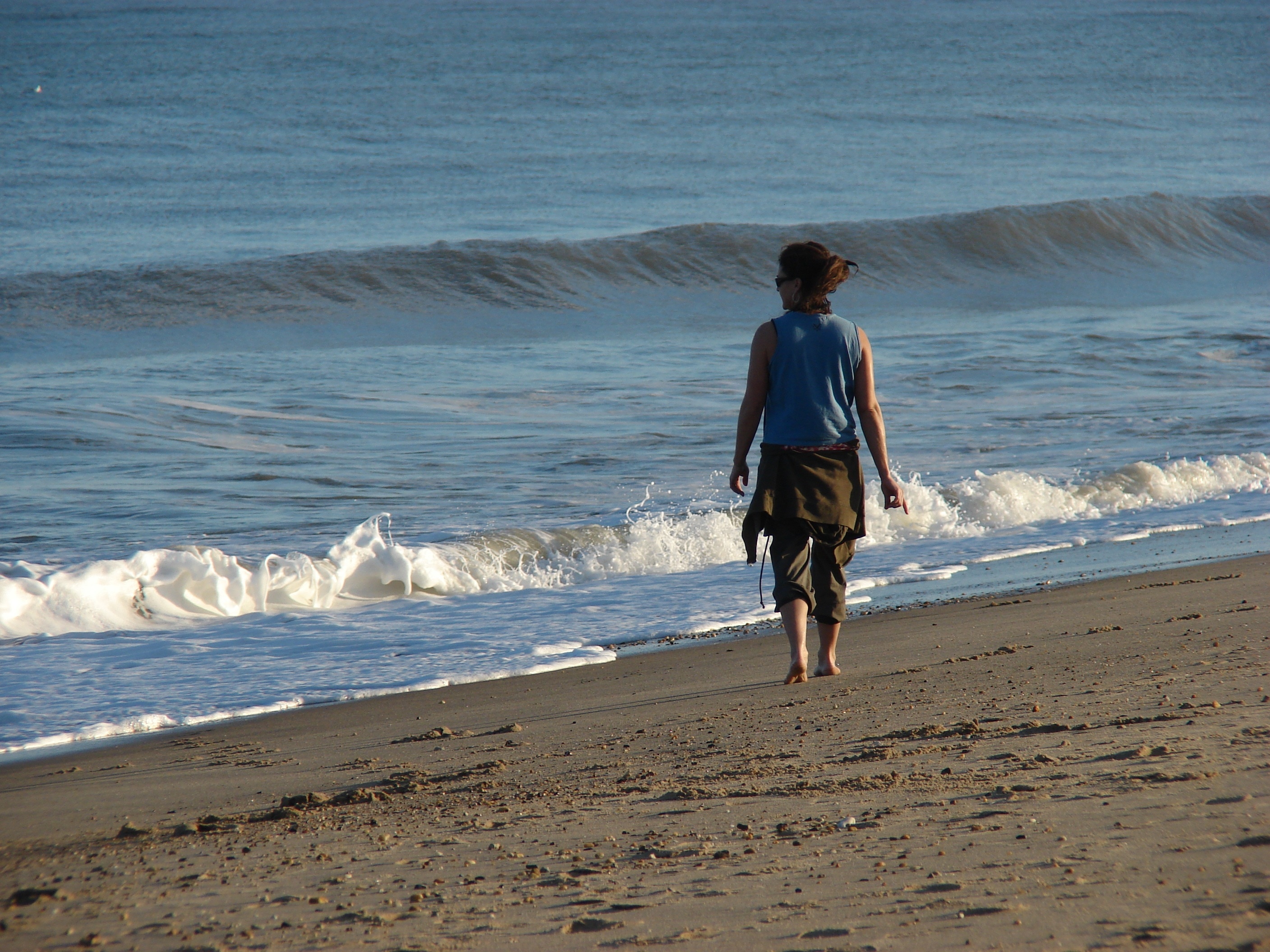 Beach walk. Прогулка на пляже. Ходить на пляж. Фото прогулки по пляжам. Прохожие идут по пляжу.