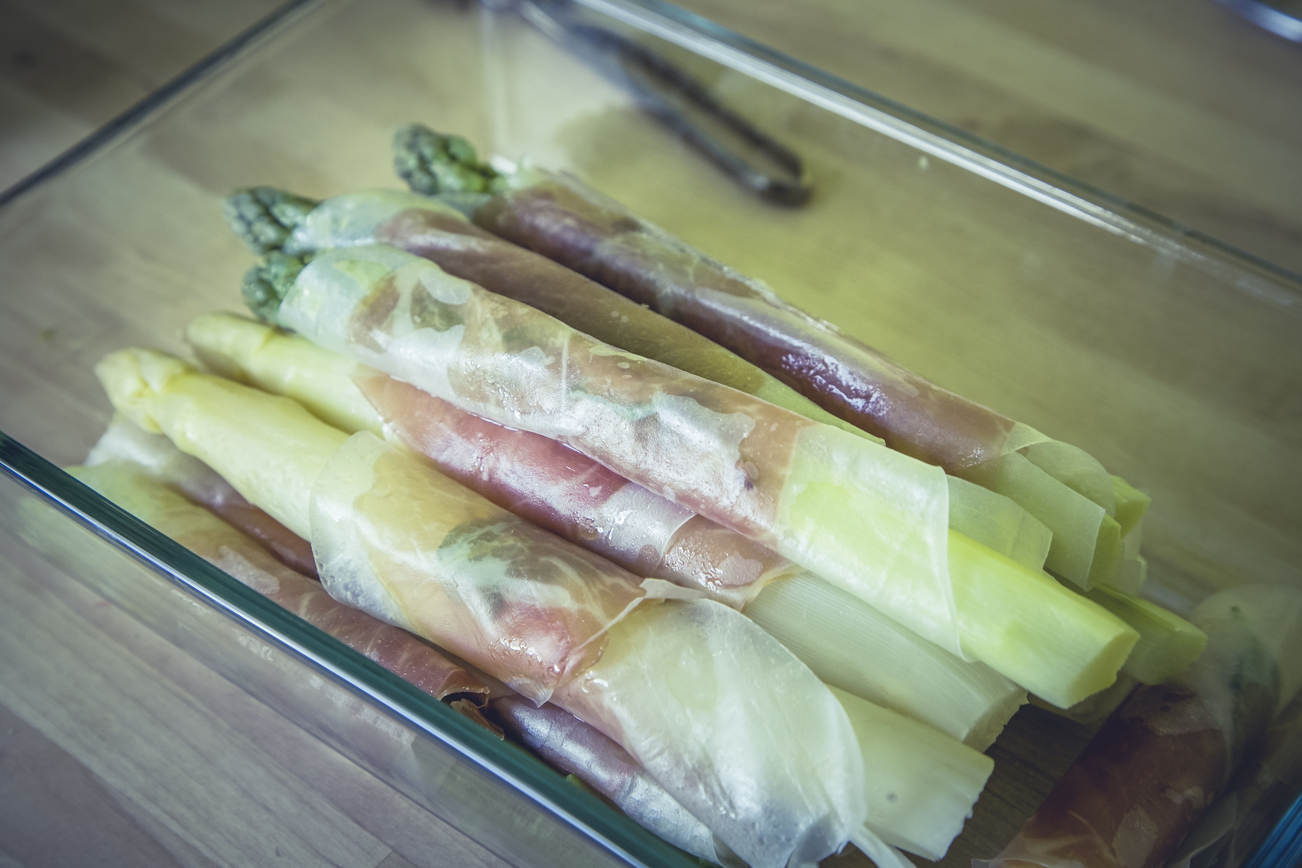 fresh spring rolls in clear glass container