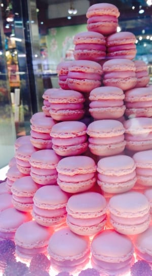 strawberry french macaroons thumbnail