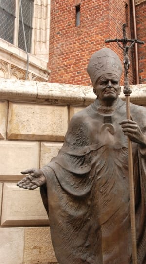 religious pope statue thumbnail