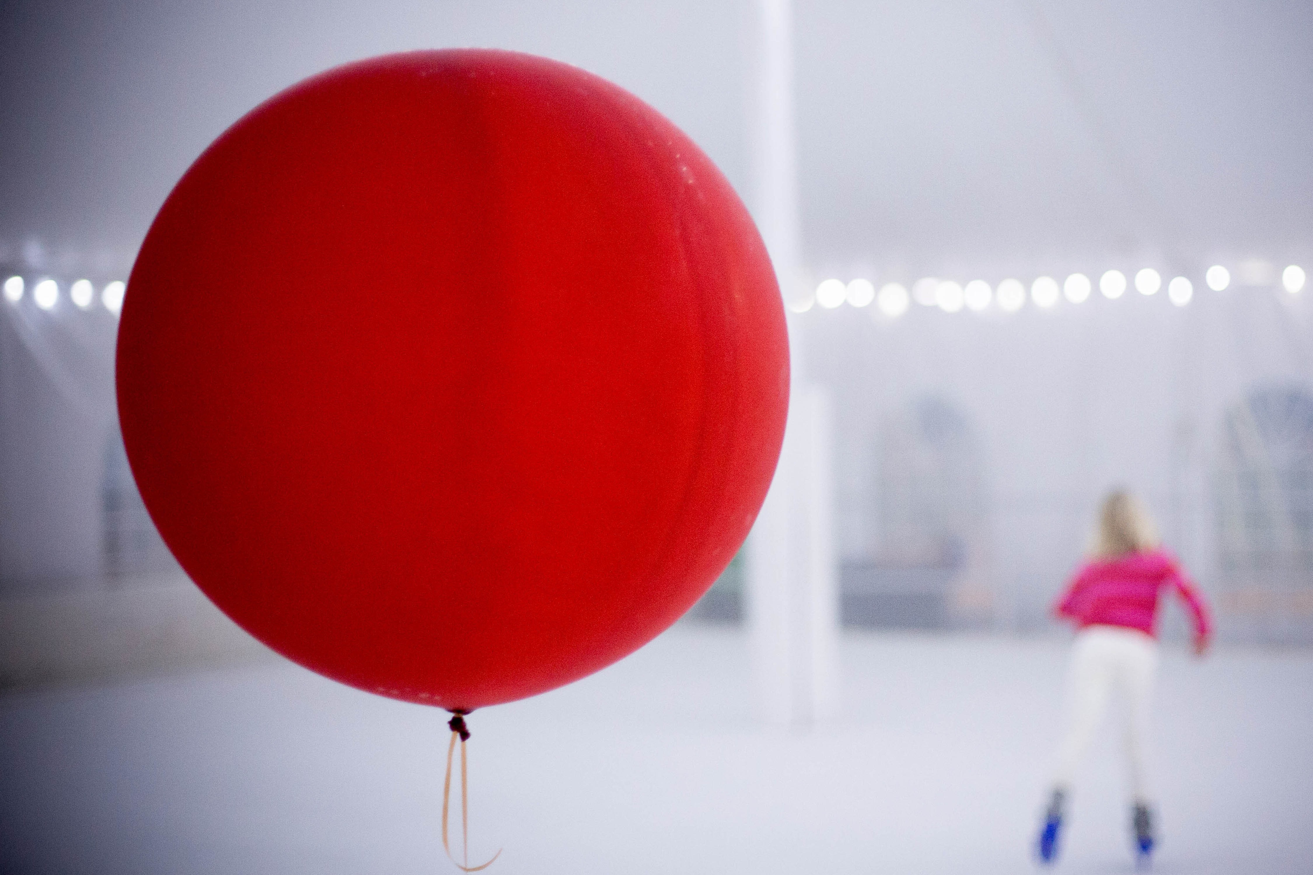 Видео красных шаров