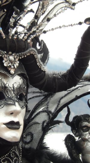 black and white queen costume thumbnail