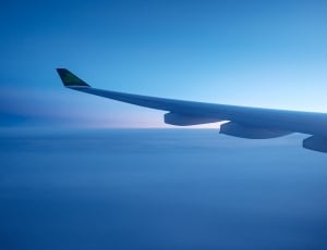 photo of a plane's right wing on flight thumbnail