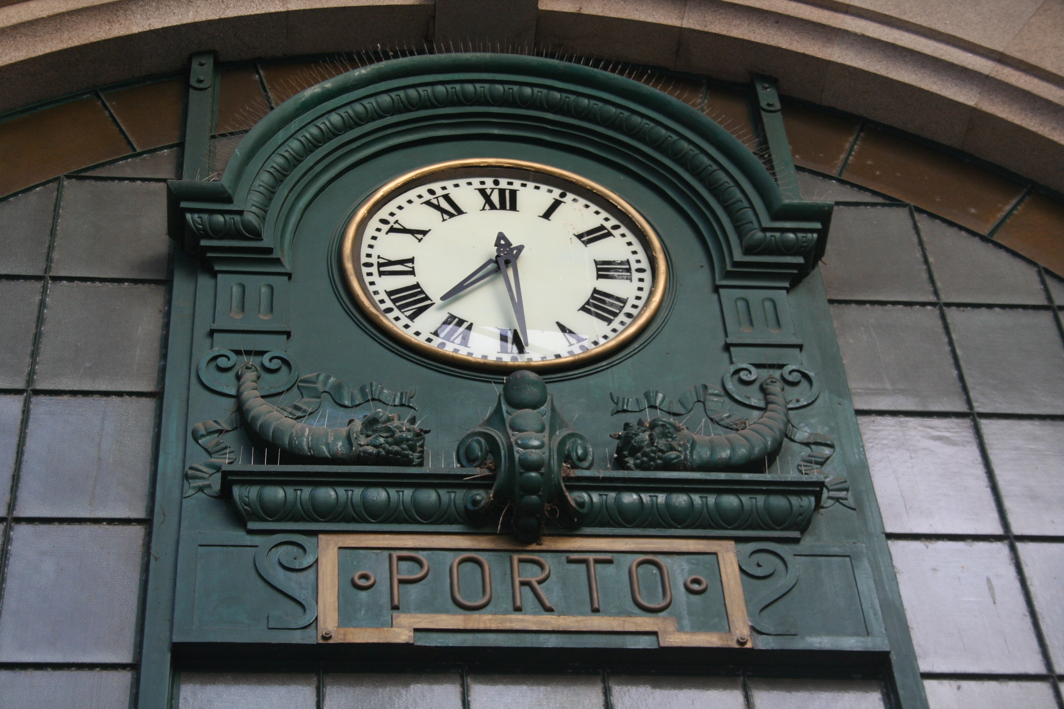 porto embossed black metal framed analog wall clock