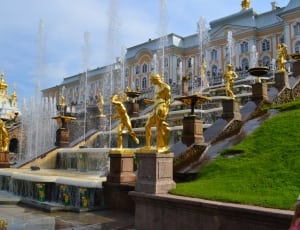 many person golf statue in a fountain thumbnail