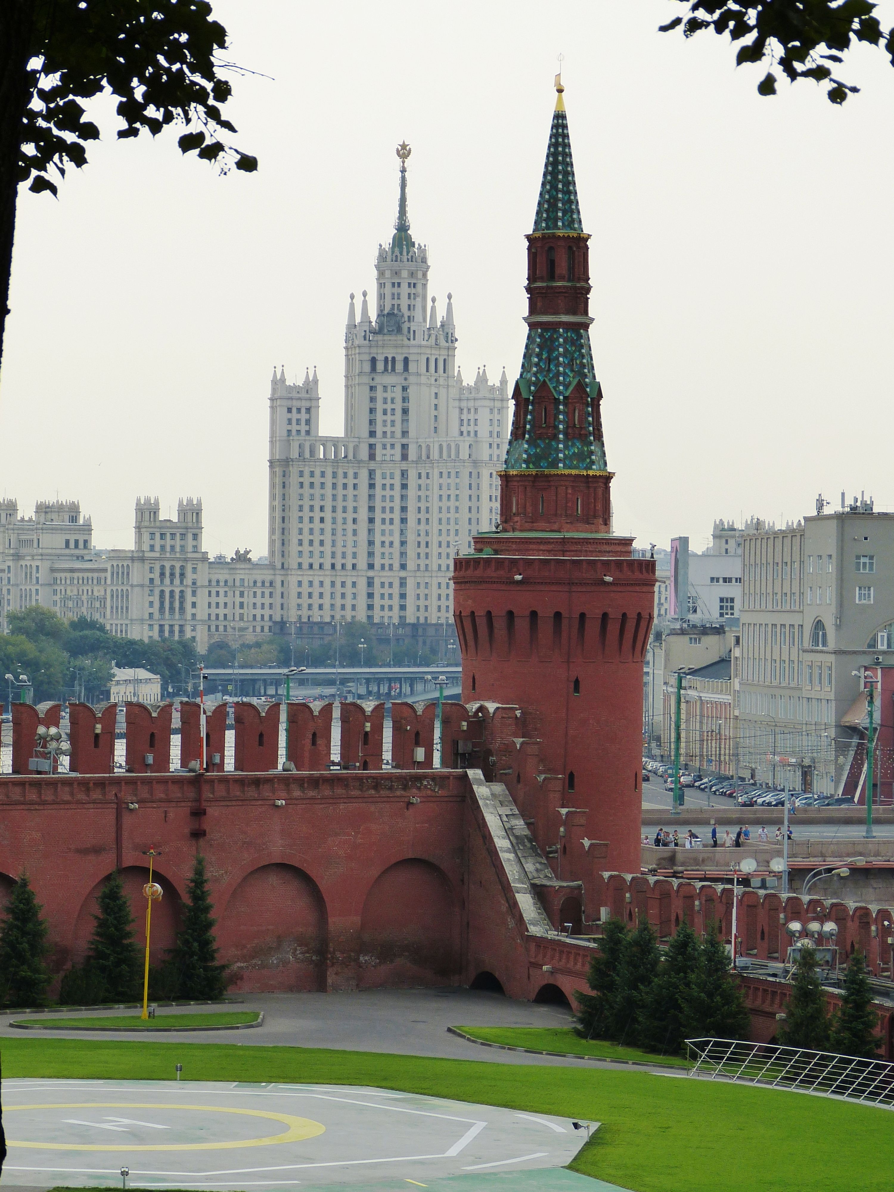 Архитектура кремля. Соборная башня Московского Кремля. Московский МГУ Московский Кремль. Успенская башня Московского Кремля. Белый дом в Кремле Москва.