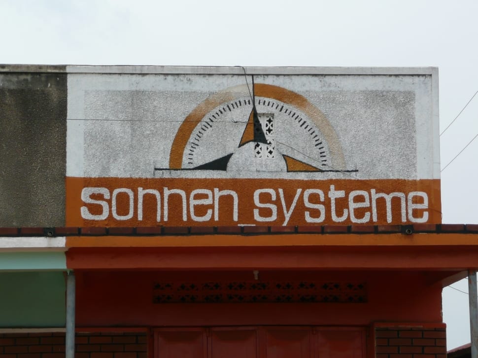 sonnen systeme white and brown signage preview