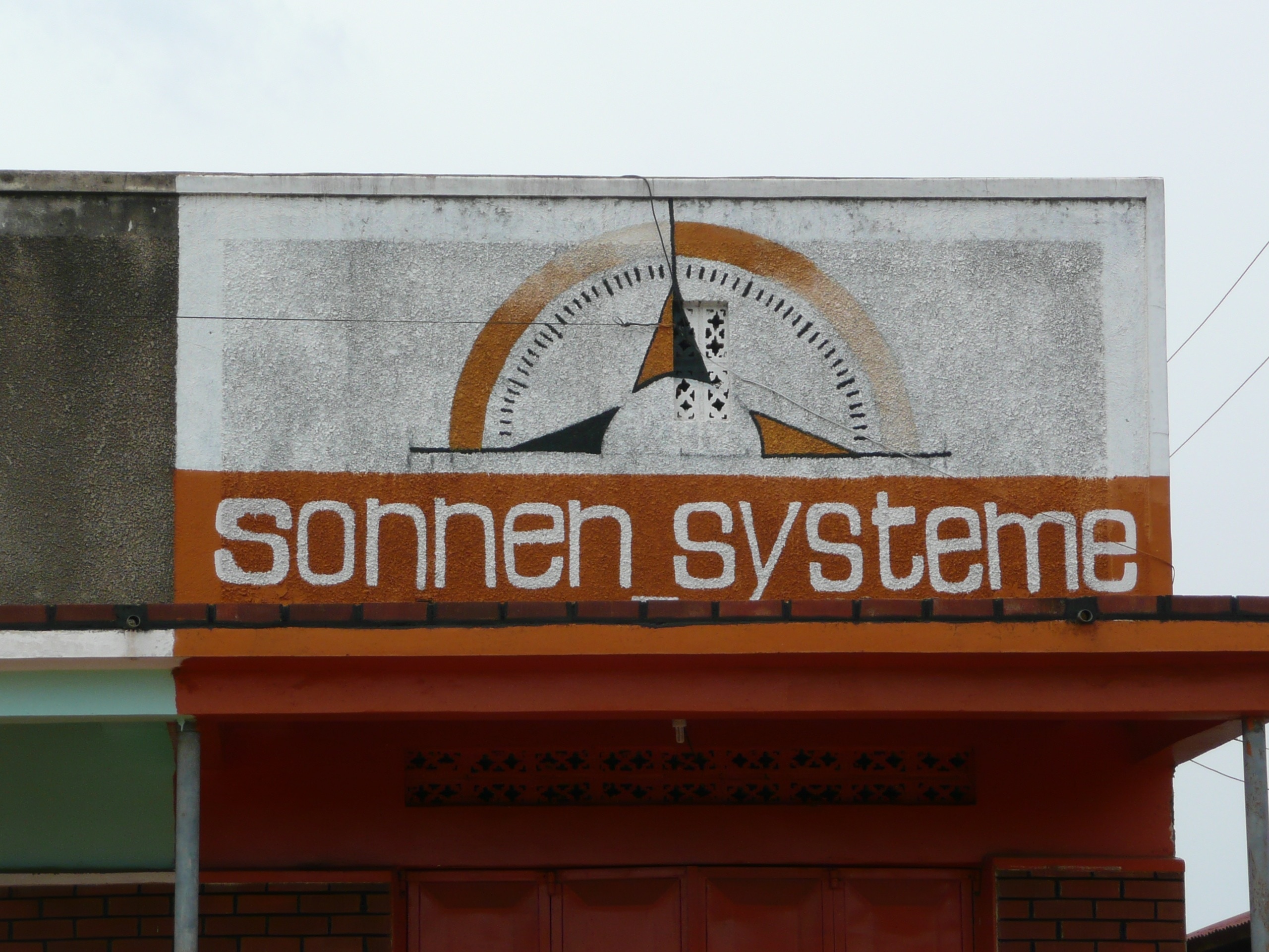 sonnen systeme white and brown signage