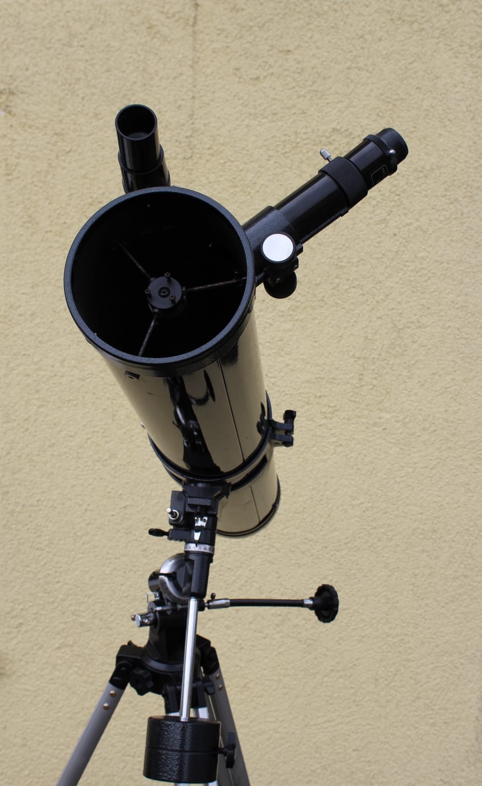 black telescope preview