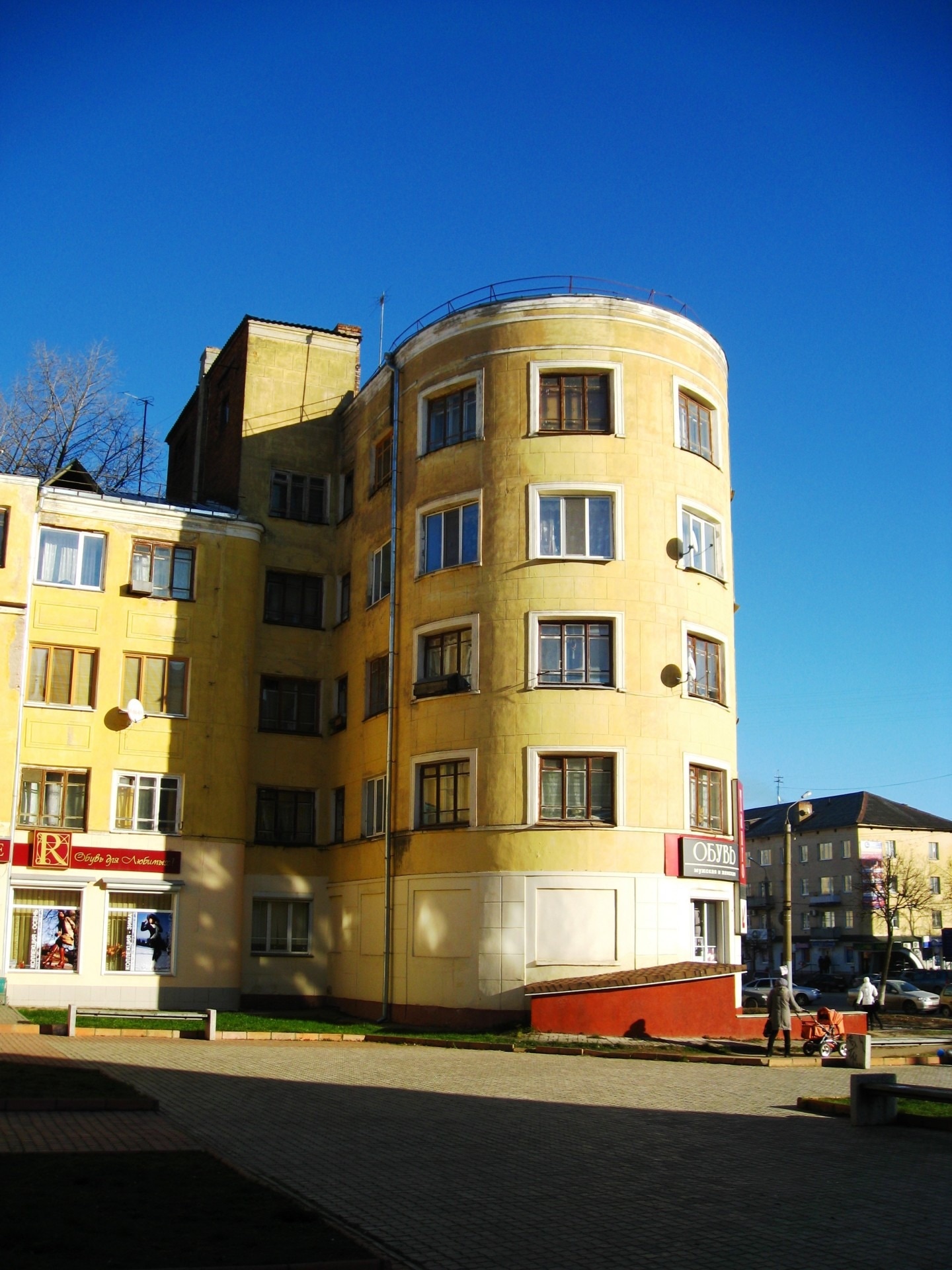 beige 5 storey concrete building