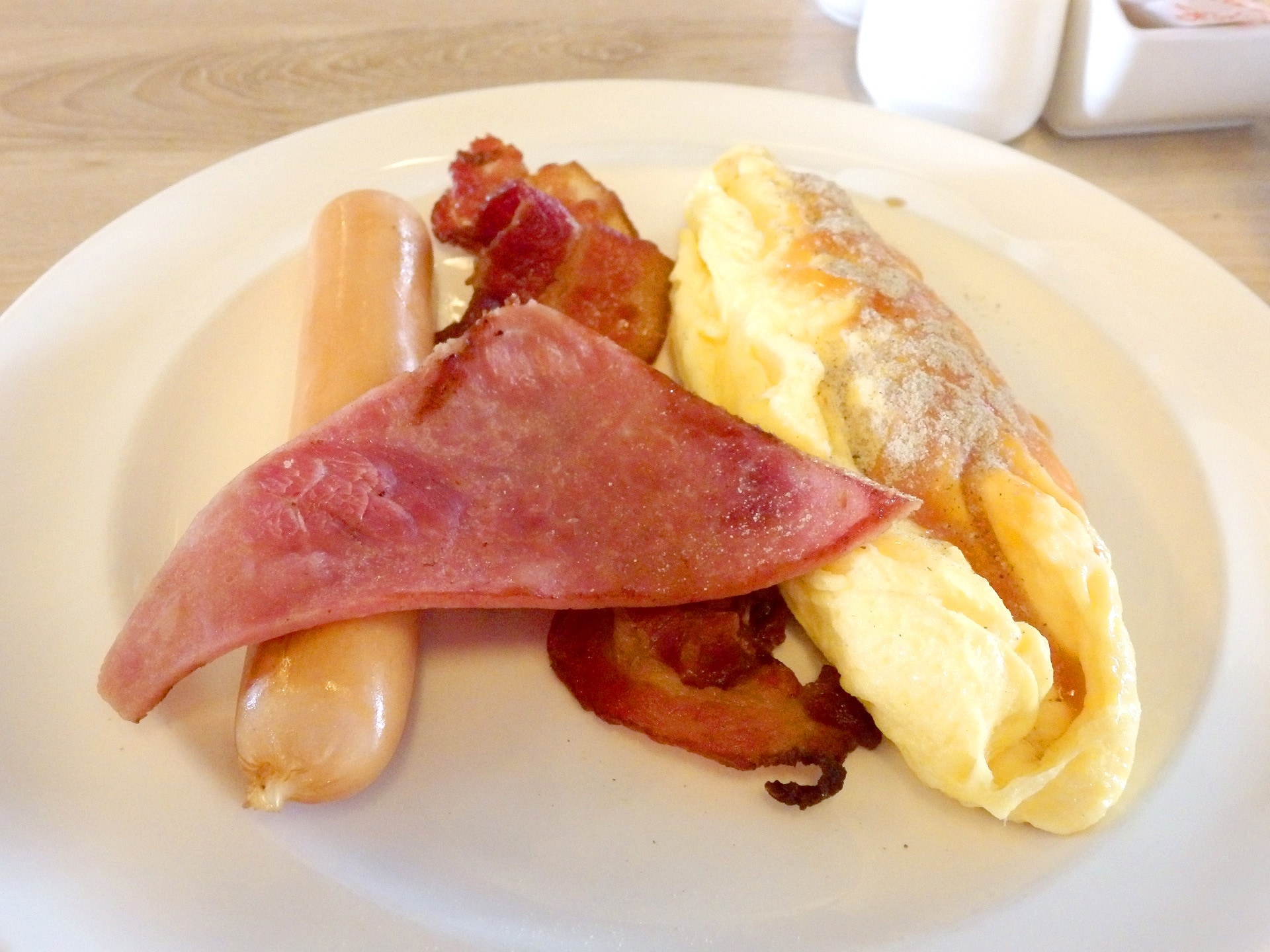 egg, hotdog and ham on plate
