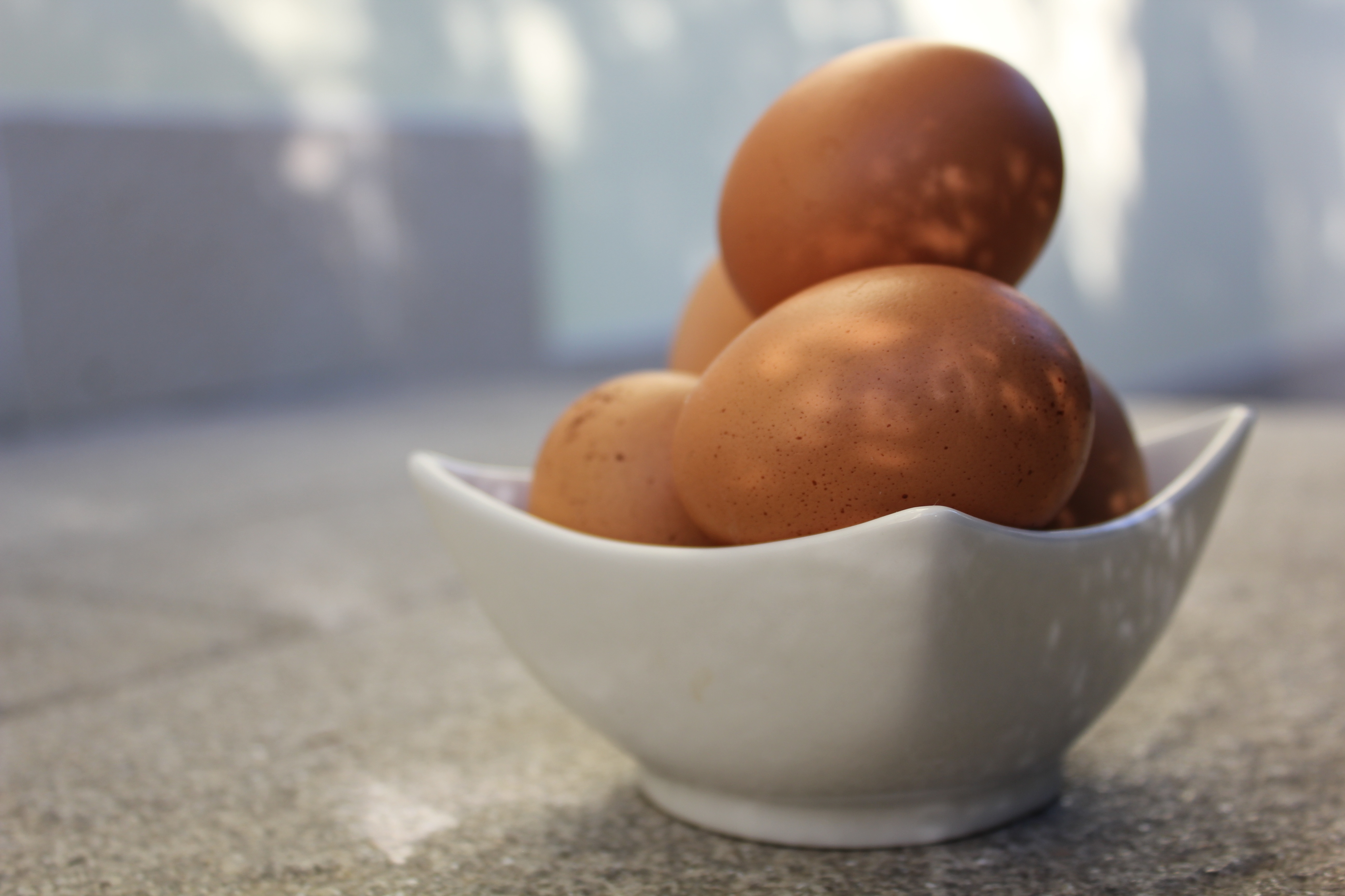 There are a lot of eggs. Подготовка яиц. Выеденное яйцо. Готовность яиц. Картинка по готовности яиц.