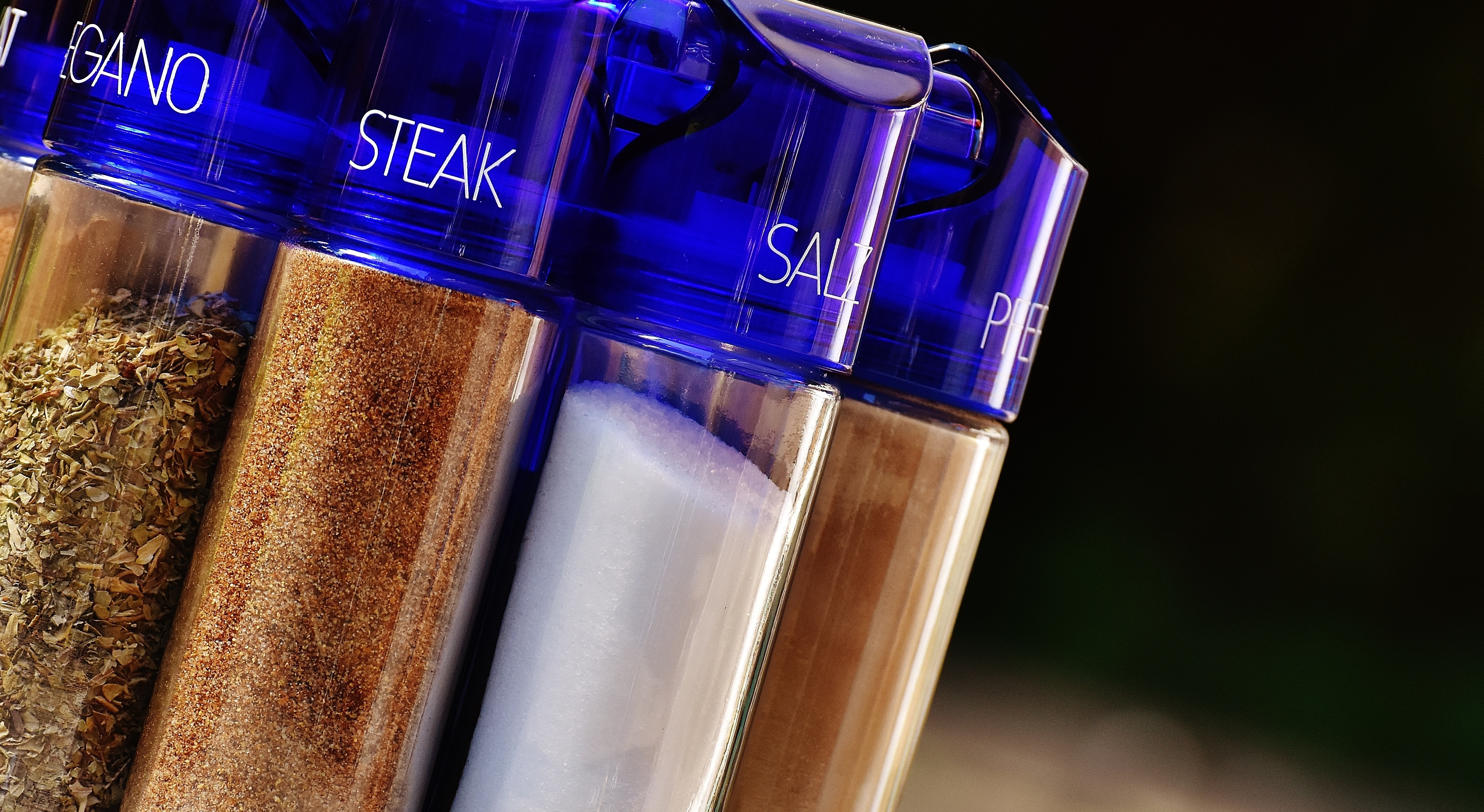 blue lid clear condiment shakers