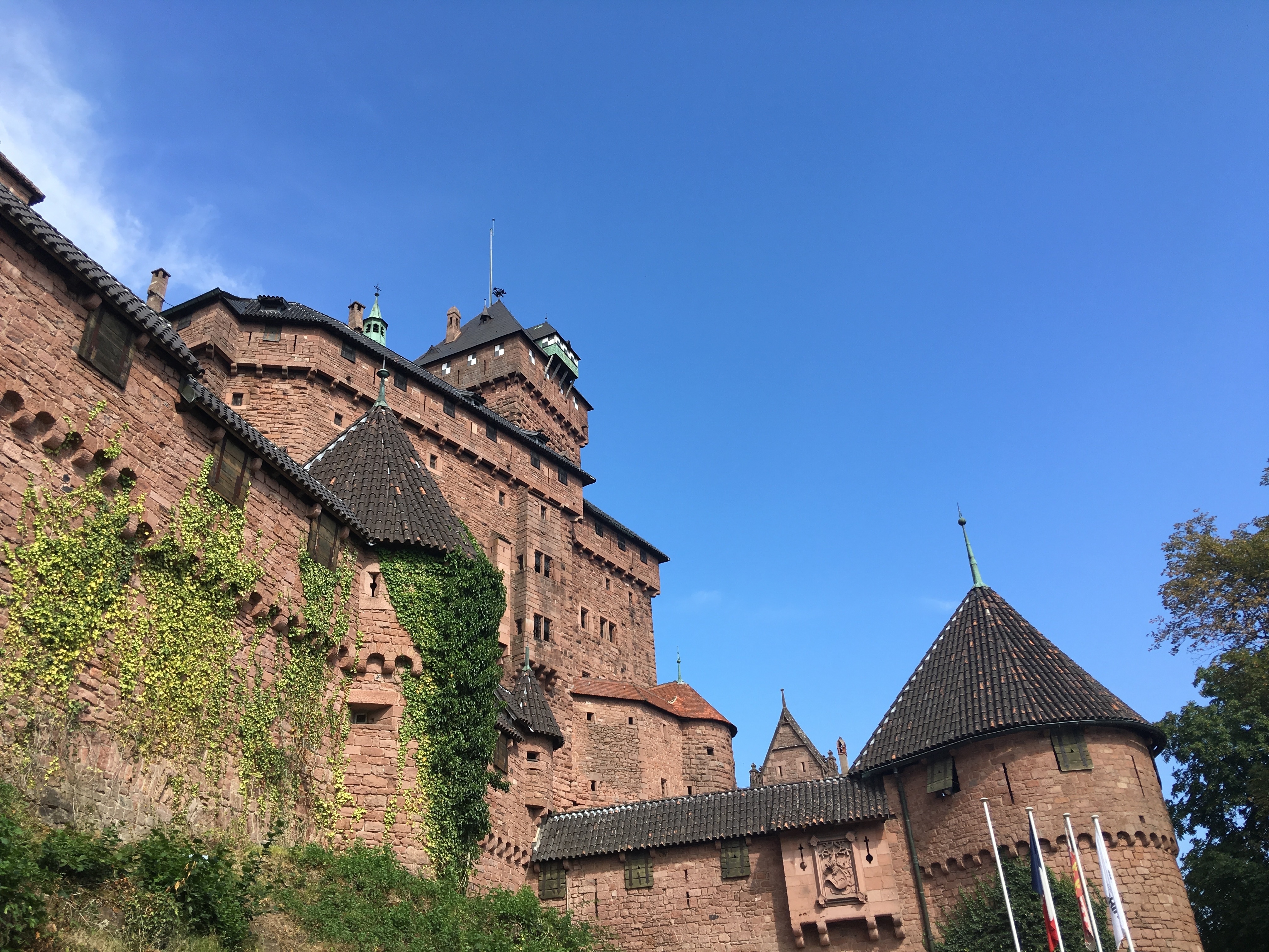 Village крепость. Haut Koenigsbourg Castle. Средневековые замки Эльзас. Донжон Эльзас верхний Кенигсберг. Замок Хаузен Эльзас.