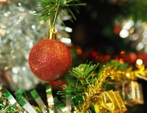red glitter bauble thumbnail