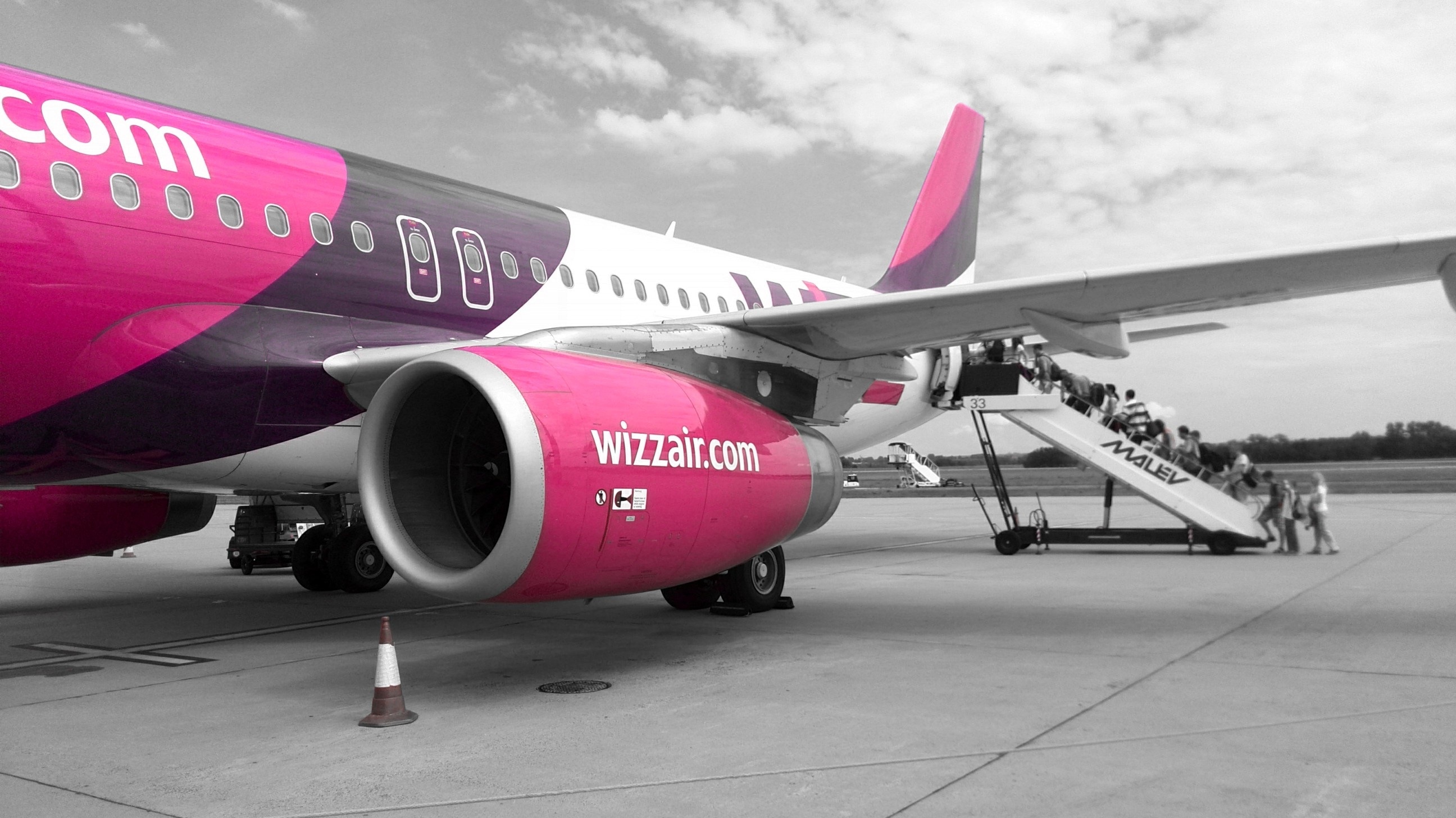 white and pink wizzair.com airplane