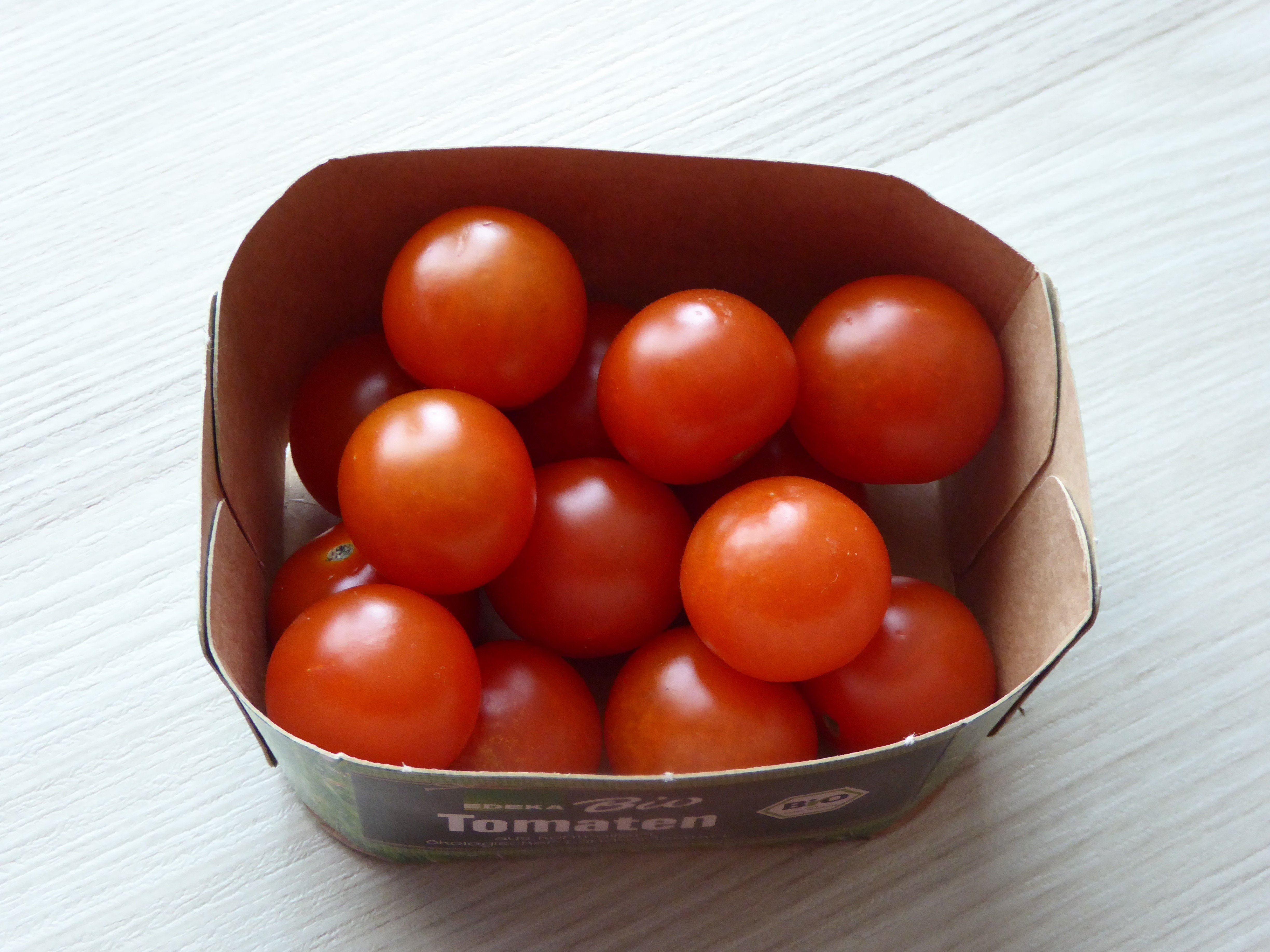 tomatoes in box