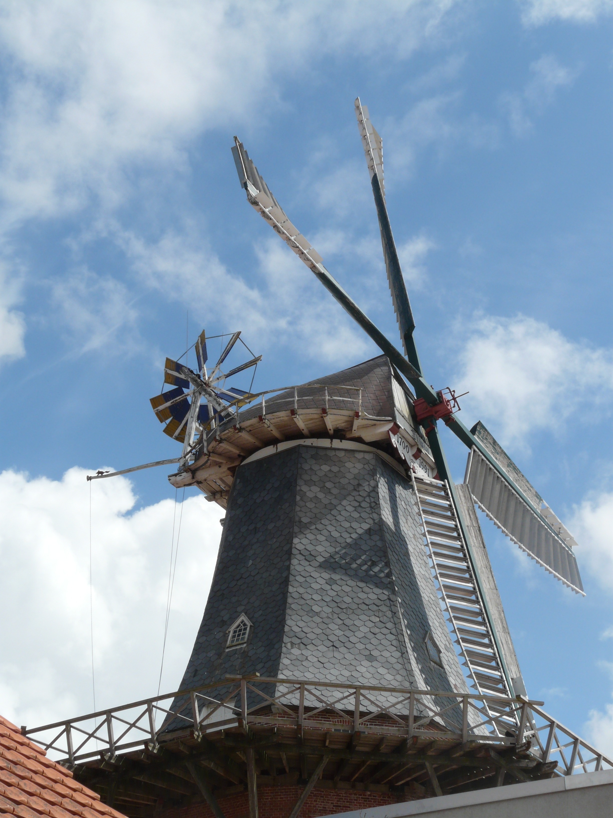 gray white windmill