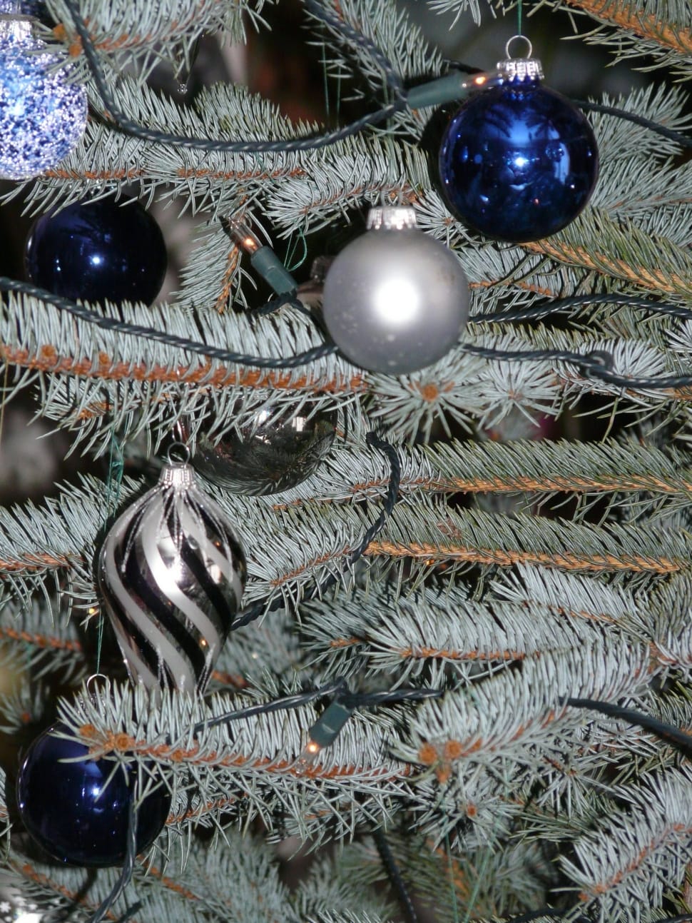 6 baubles and green christmas tree preview