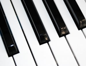 white and black piano keyboard thumbnail