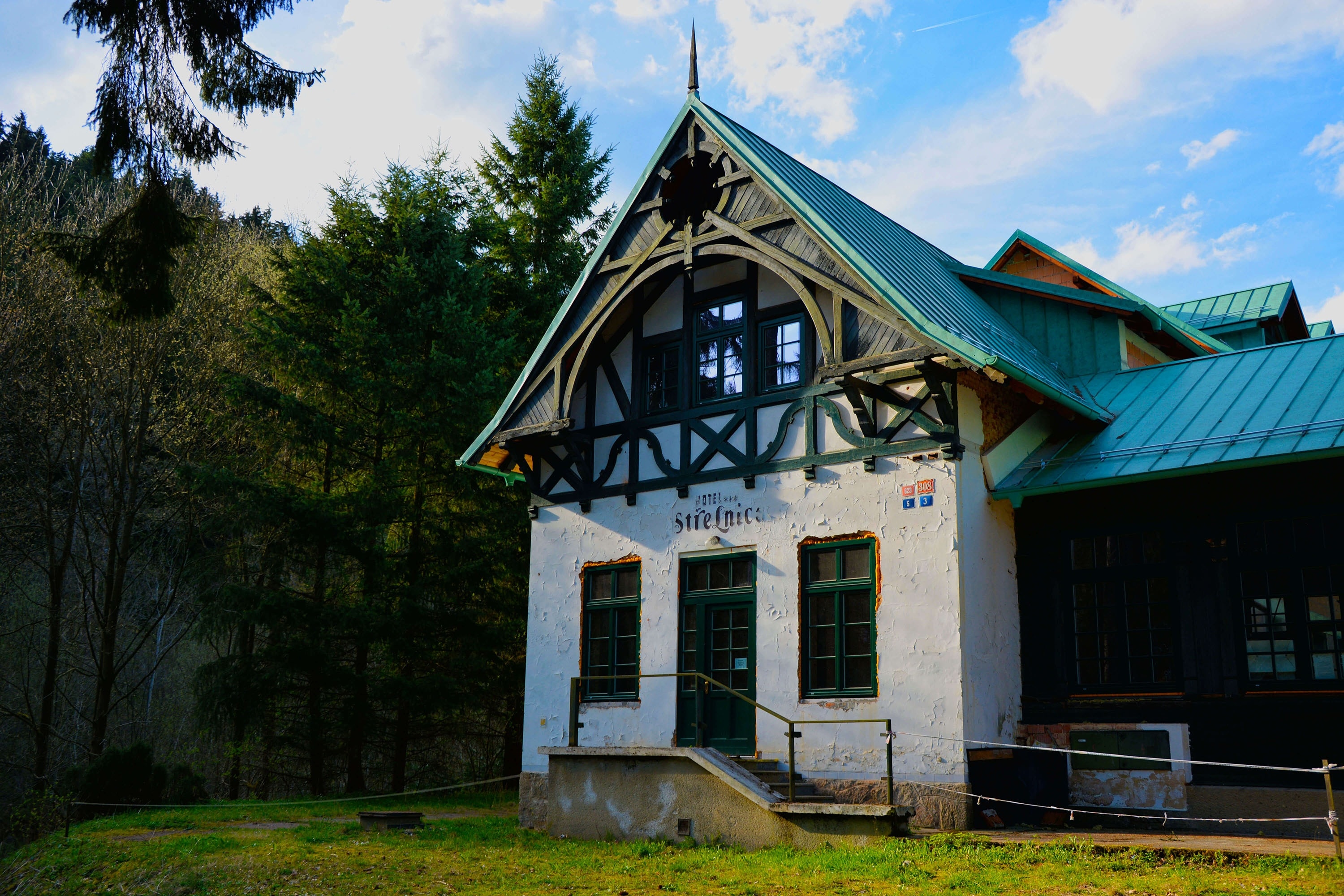 Здание в лесах. Здание на Лесной. Здание в лесу. Forest House Омск. Зублесы домик.