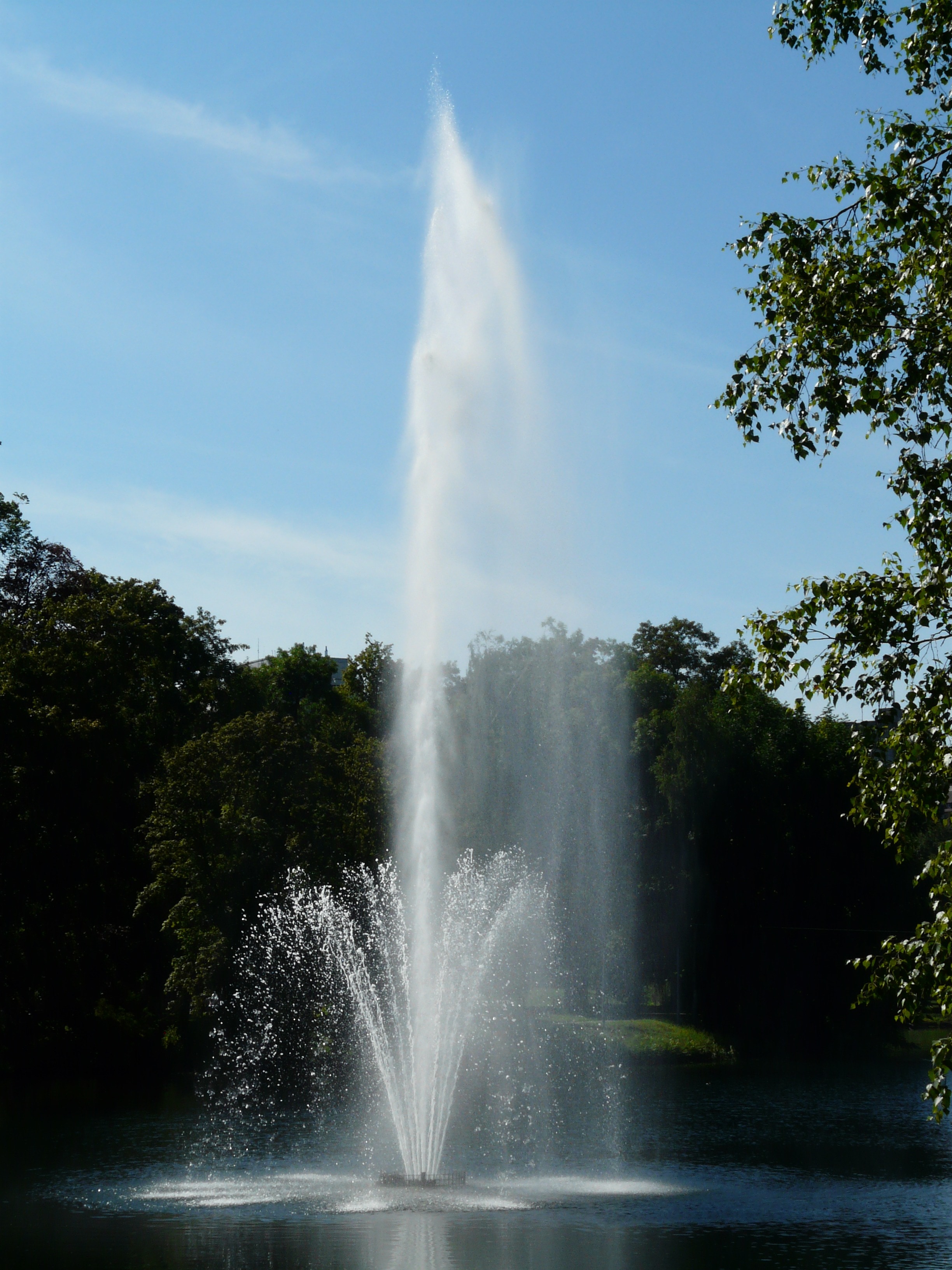 Струи воды фонтана. Фонтан. Красивые фонтаны. Вода в фонтане. Водный фонтан.