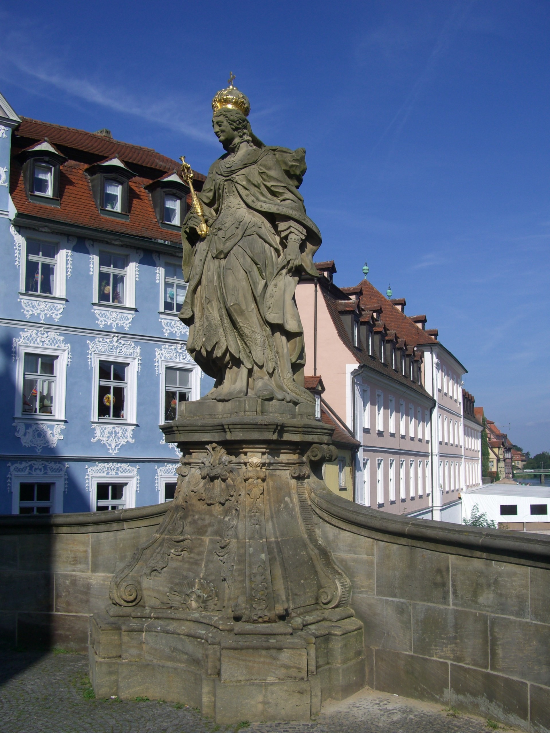 female with crown statue