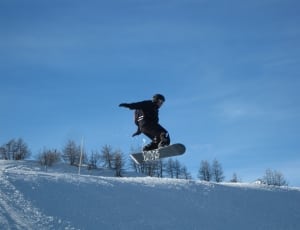 men's black and white snowboard thumbnail