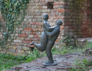 man lifting woman statuette thumbnail