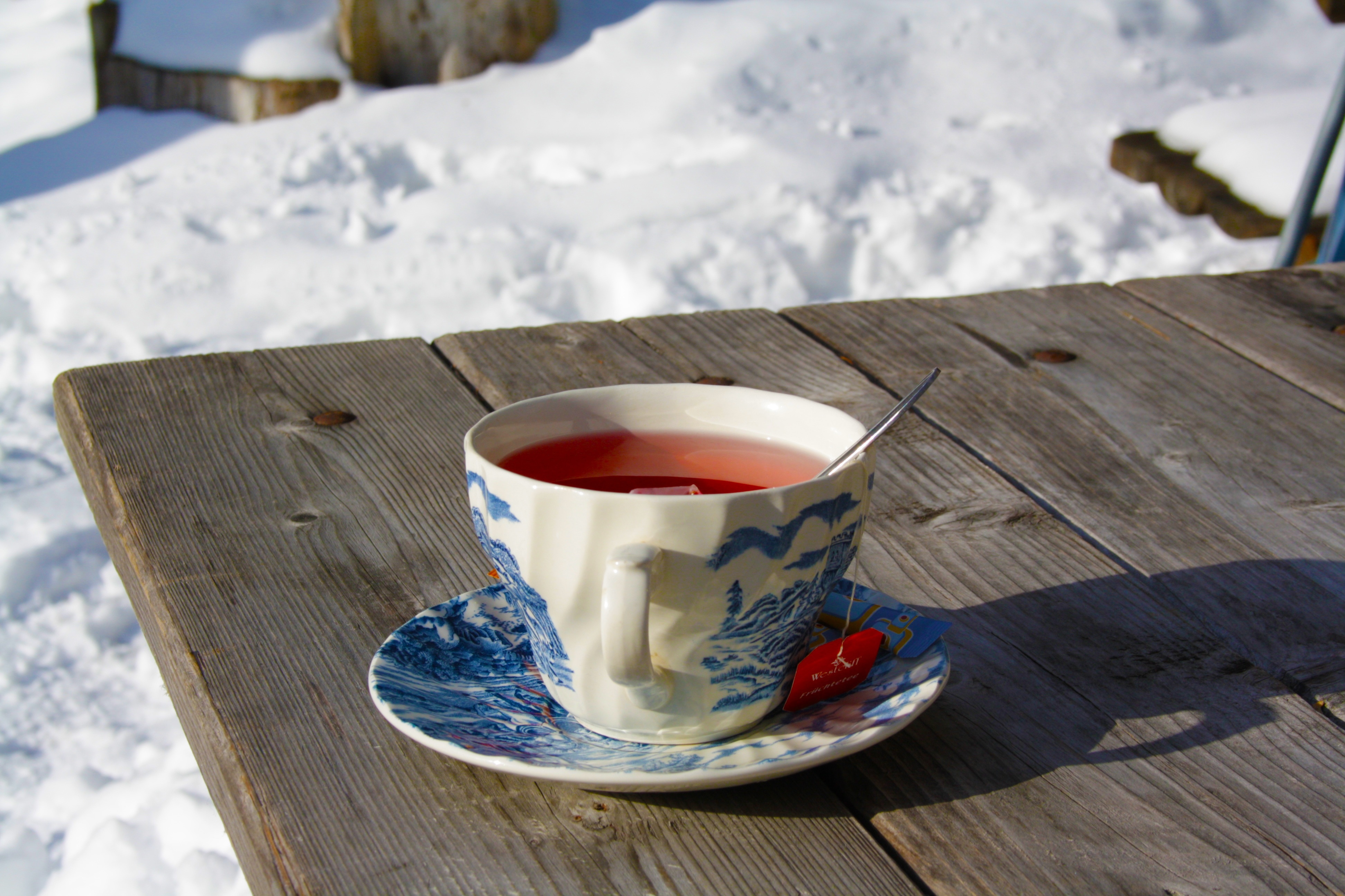 Зимний чай. Чай на снегу. Зима чай. Утро кофе зима. Кружка чая на снегу.