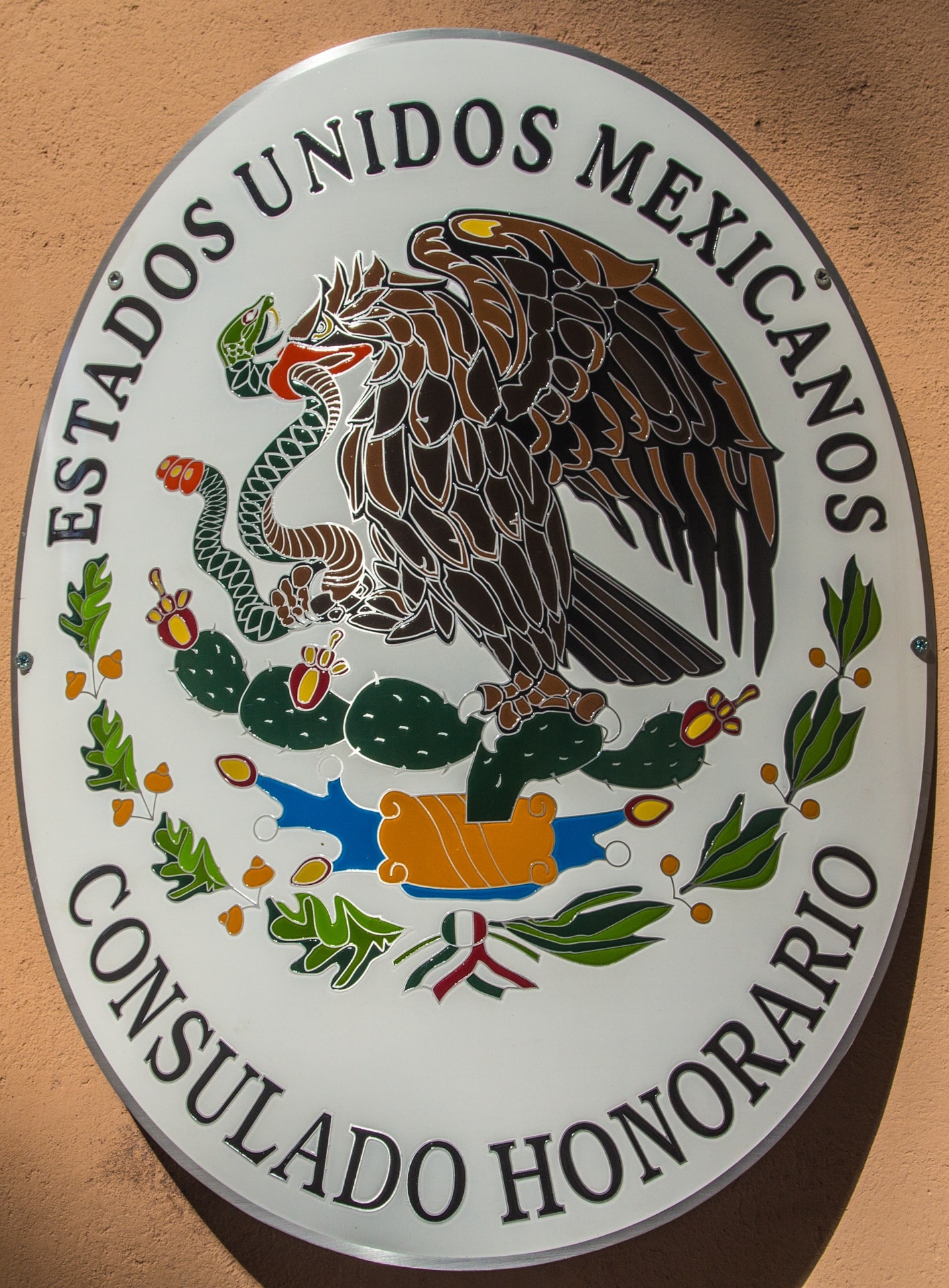 white and brown estados unidos mexicanos board