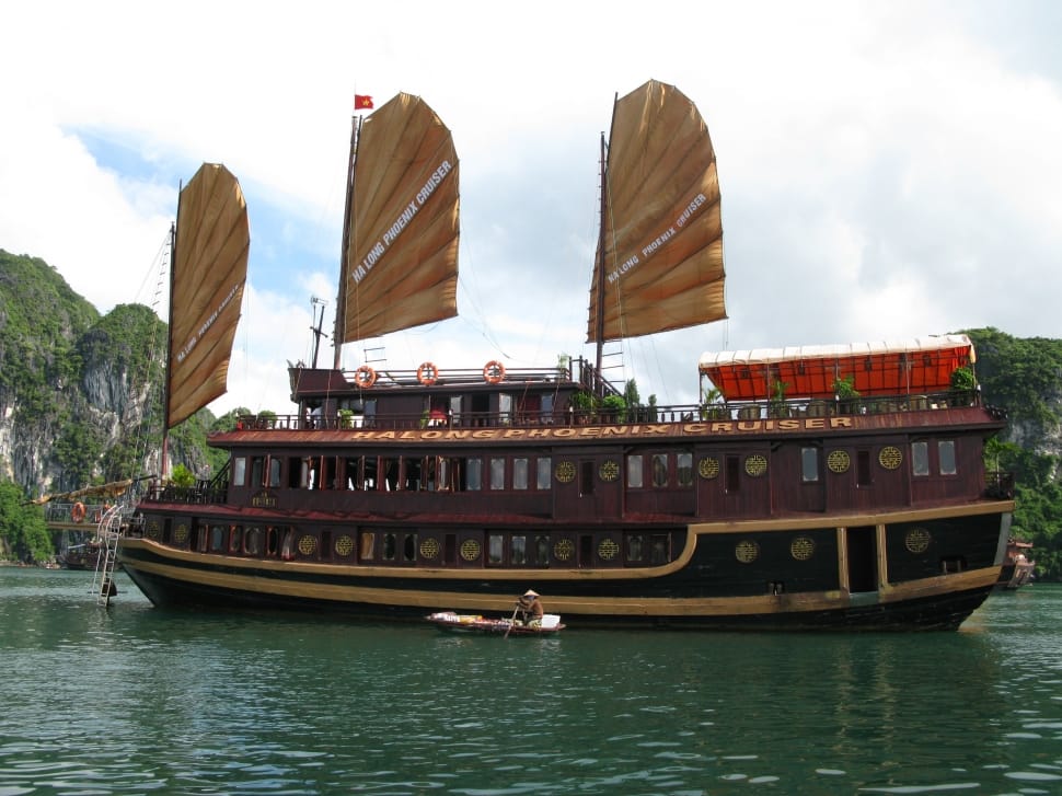 ha-long-bay-vietnam-ship-halong-bay-wall