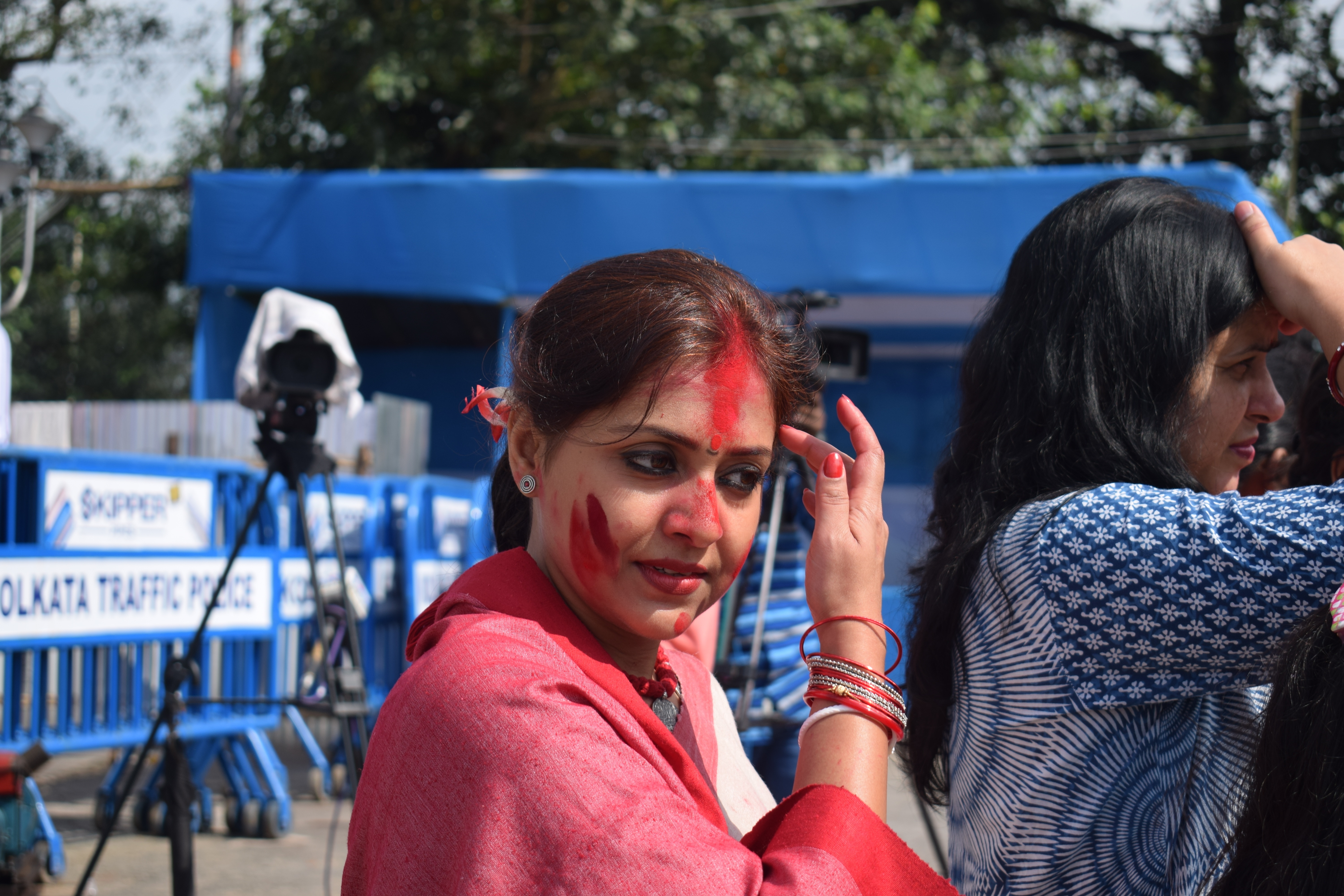 women's red and white sari