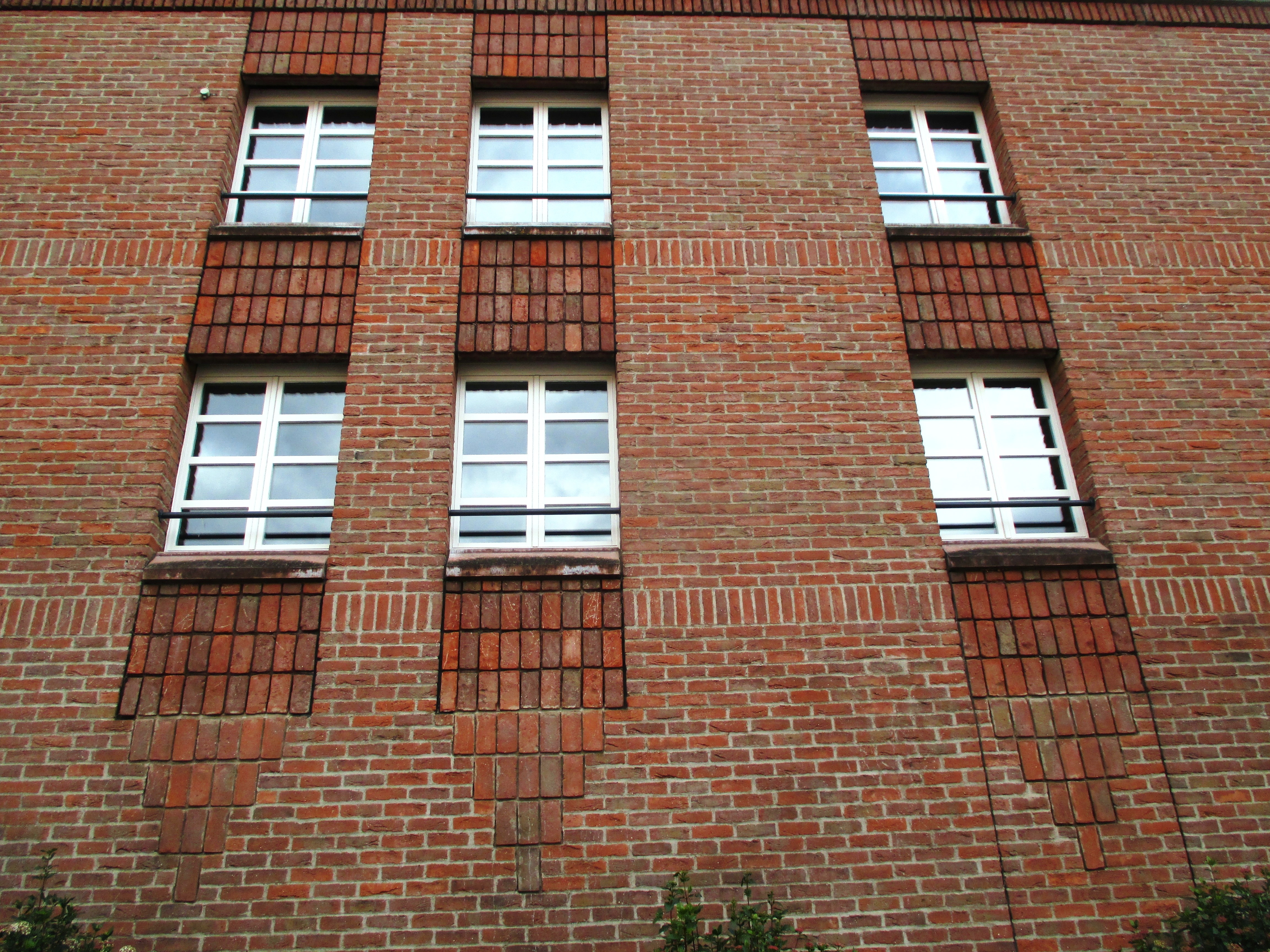 brown bricked building