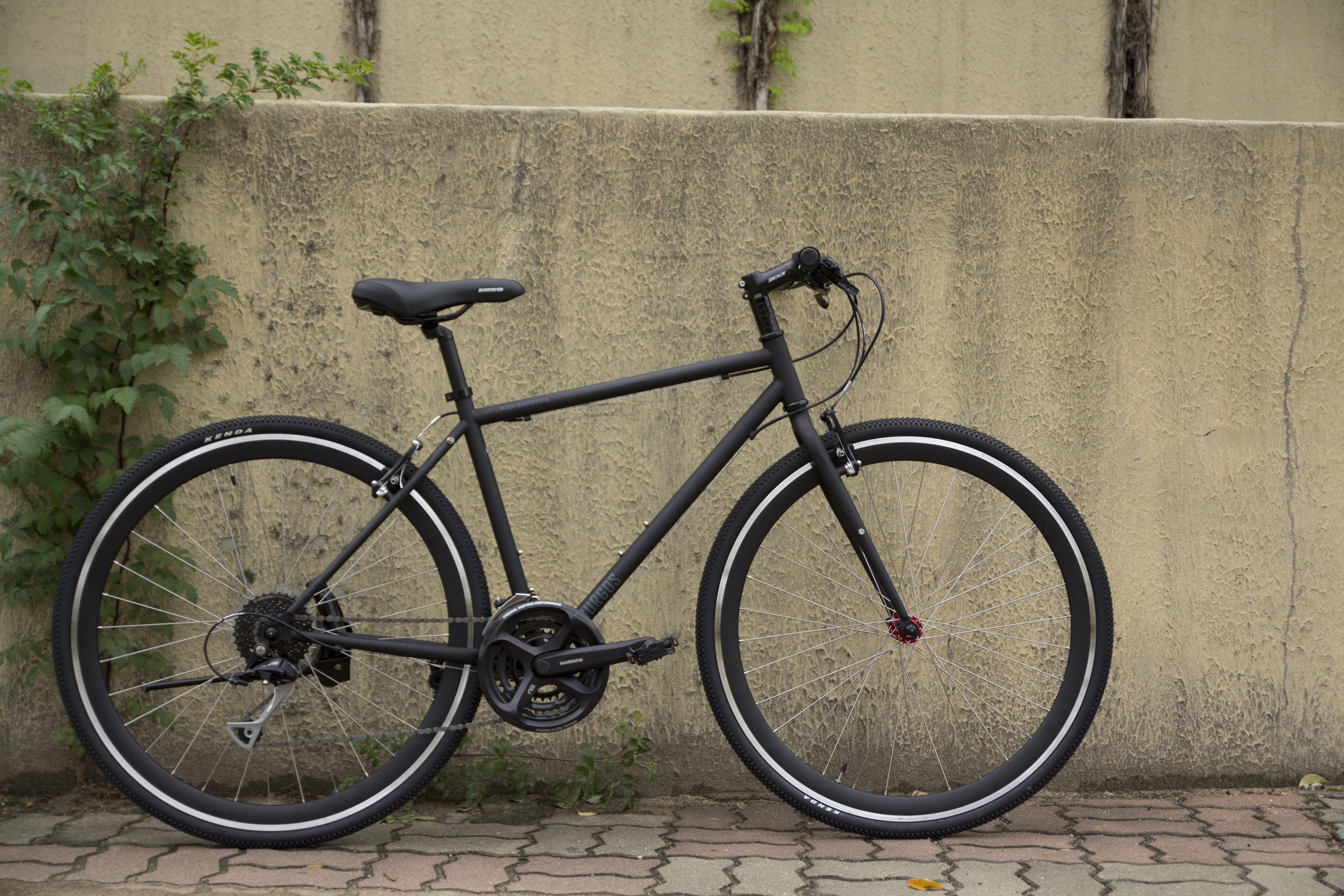 black commuter bike