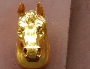 gold horse head figurine thumbnail