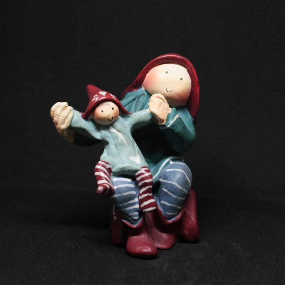 mother and child figurine preview