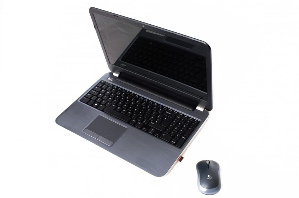 grey laptop beside grey and black logitech wireless mouse free image - Peakpx