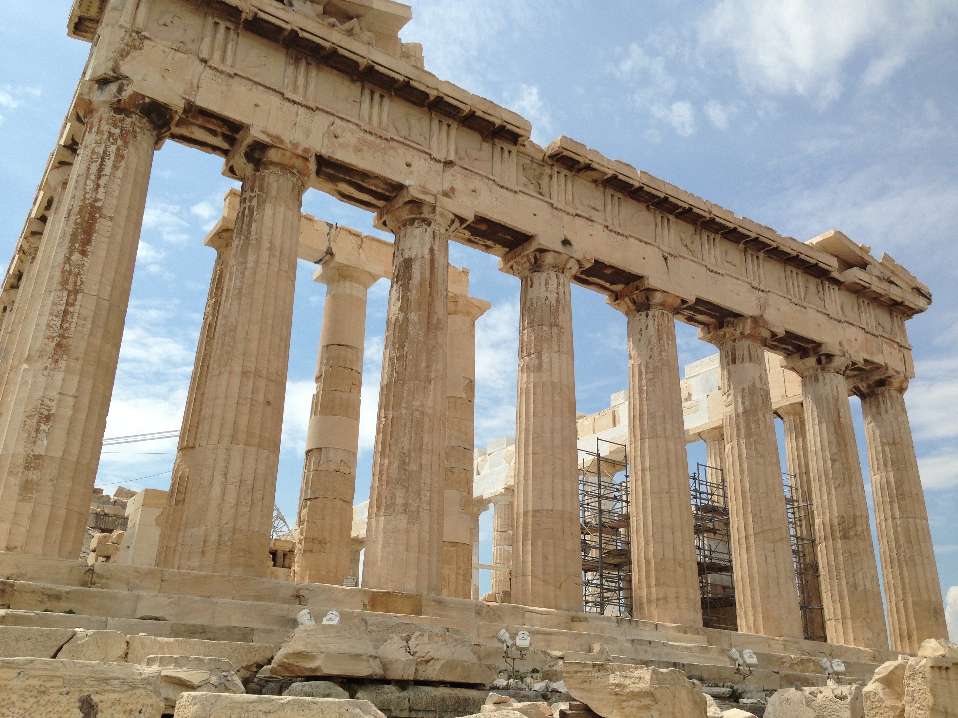 Колонна в прошлом 5. Парфенон Греция. Парфенон Акрополь. Афины Акрополь развалины Парфенона. Акрополь в архитектуре это.