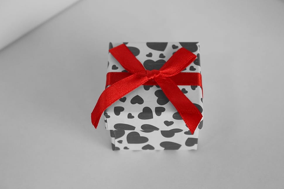 white and black polka heart gift box preview